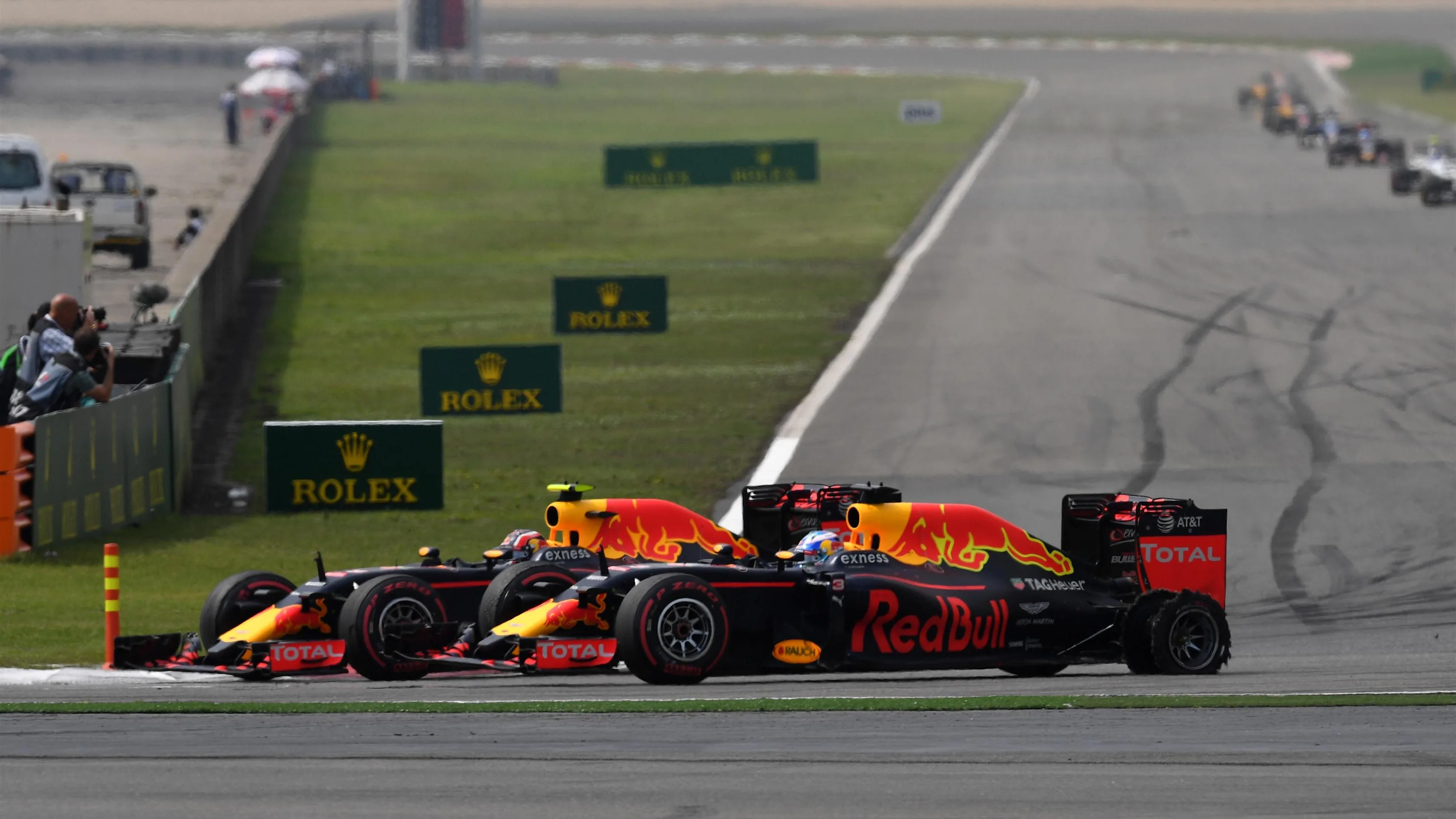 Daniel Ricciardo (AUS) Red Bull Racing RB12 with rear puncture and Daniil Kvyat (RUS) Red Bull