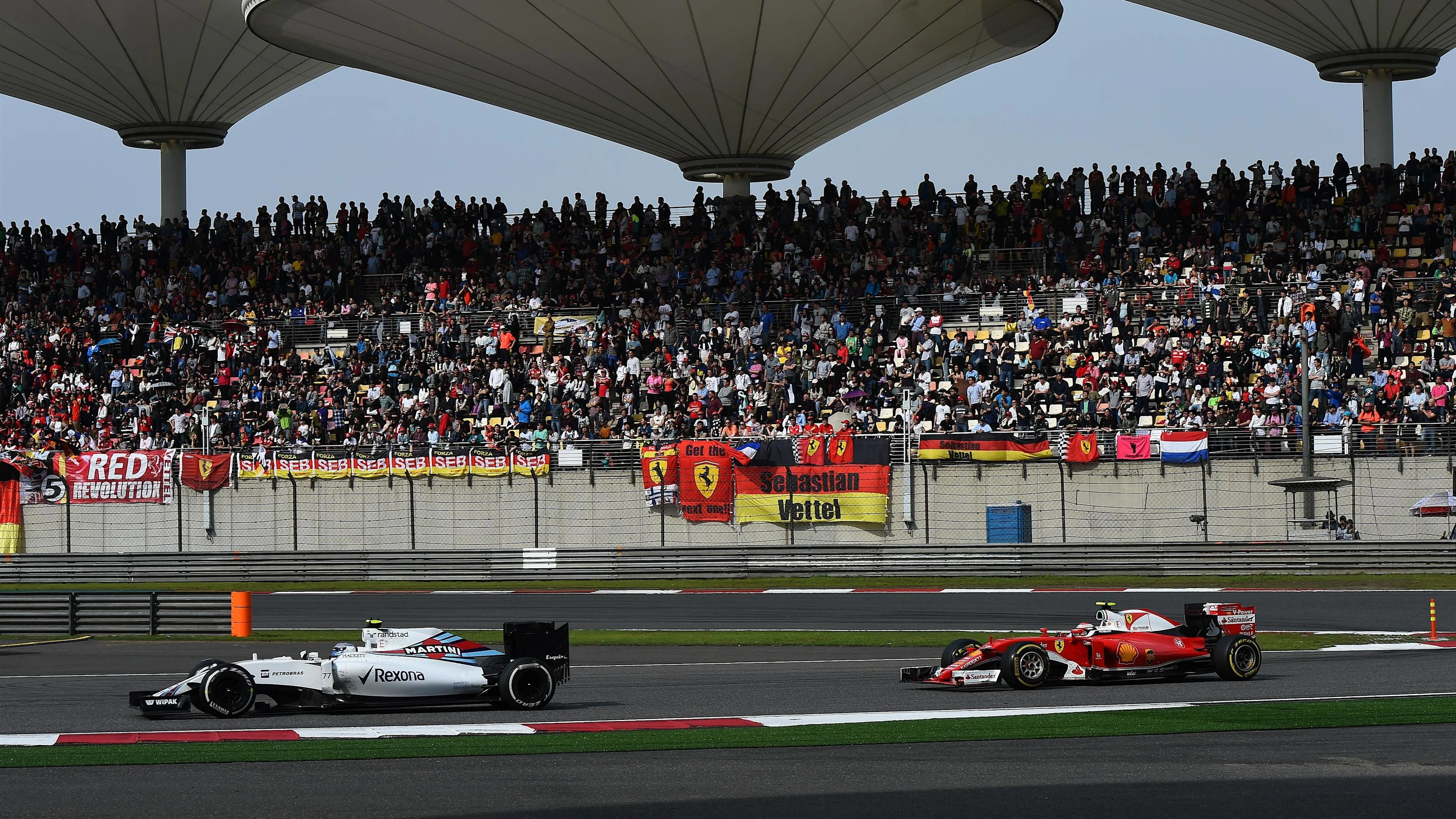 Valtteri Bottas (FIN) Williams FW38 and Kimi Raikkonen (FIN) Ferrari SF16-H at Formula One World
