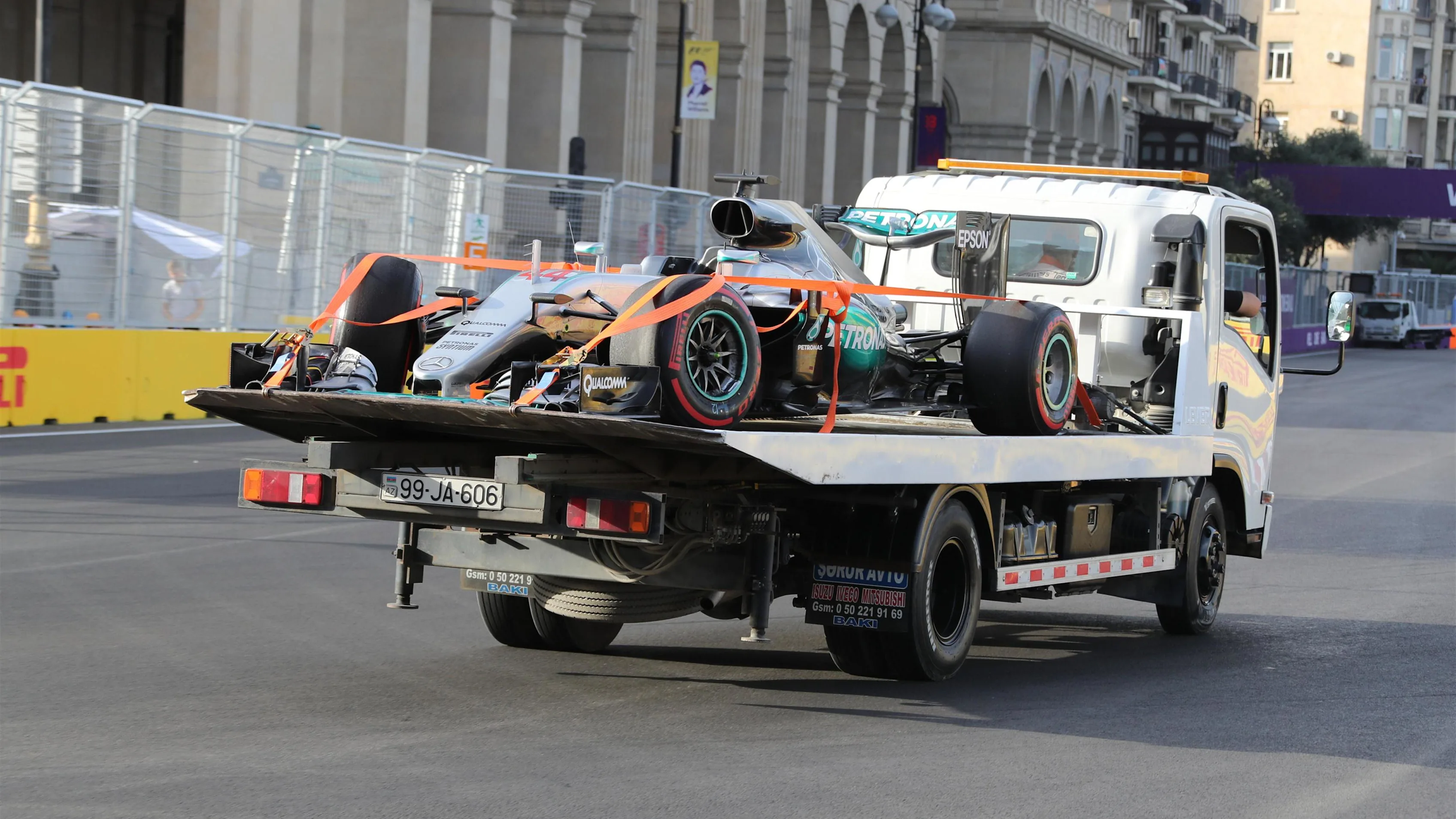 The car of Lewis Hamilton (GBR) Mercedes-Benz F1 W07 Hybrid is recovered after crashing out in Q3