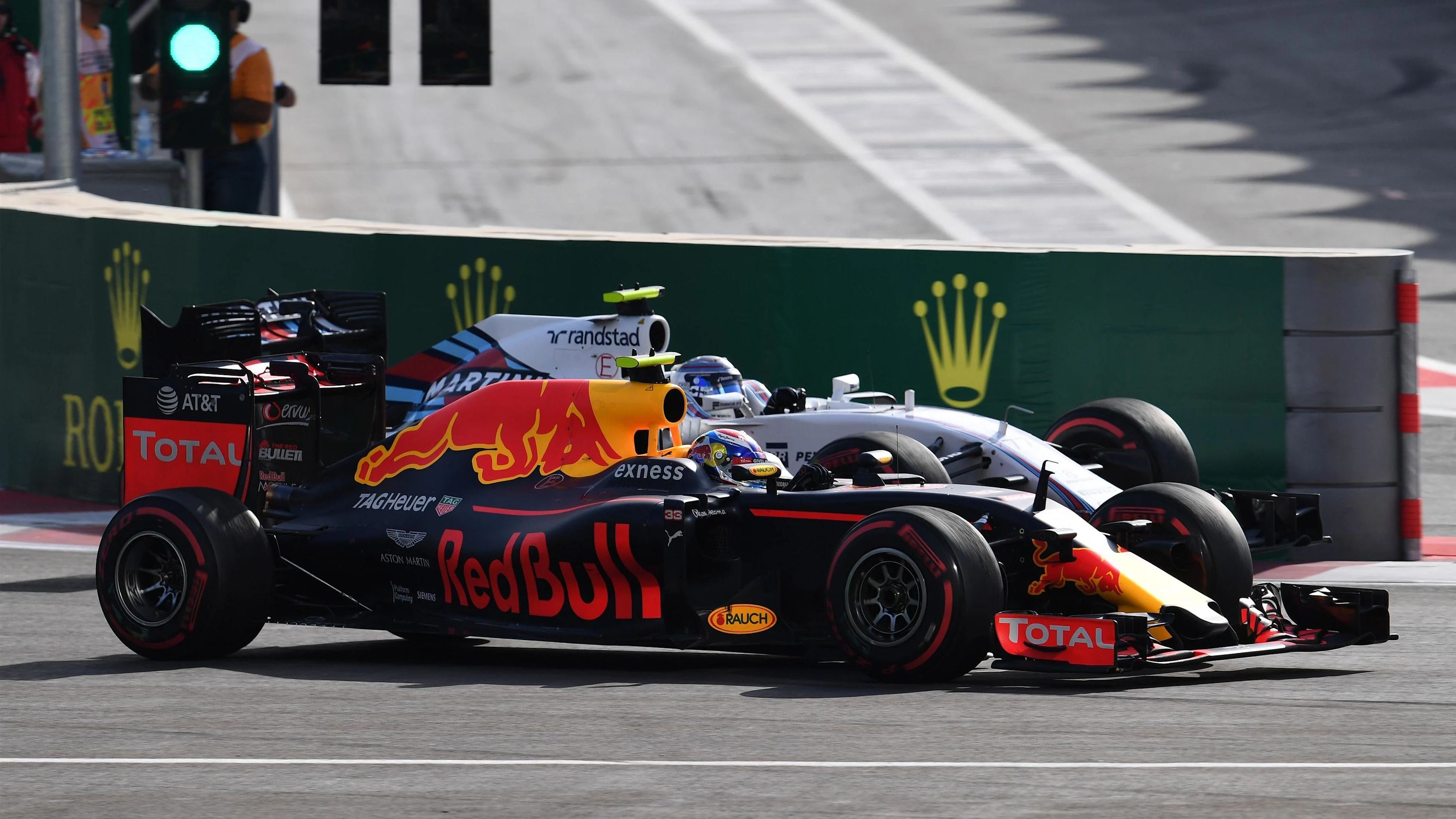 Max Verstappen (NED) Red Bull Racing RB12 and Valtteri Bottas (FIN) Williams FW38 battle at Formula