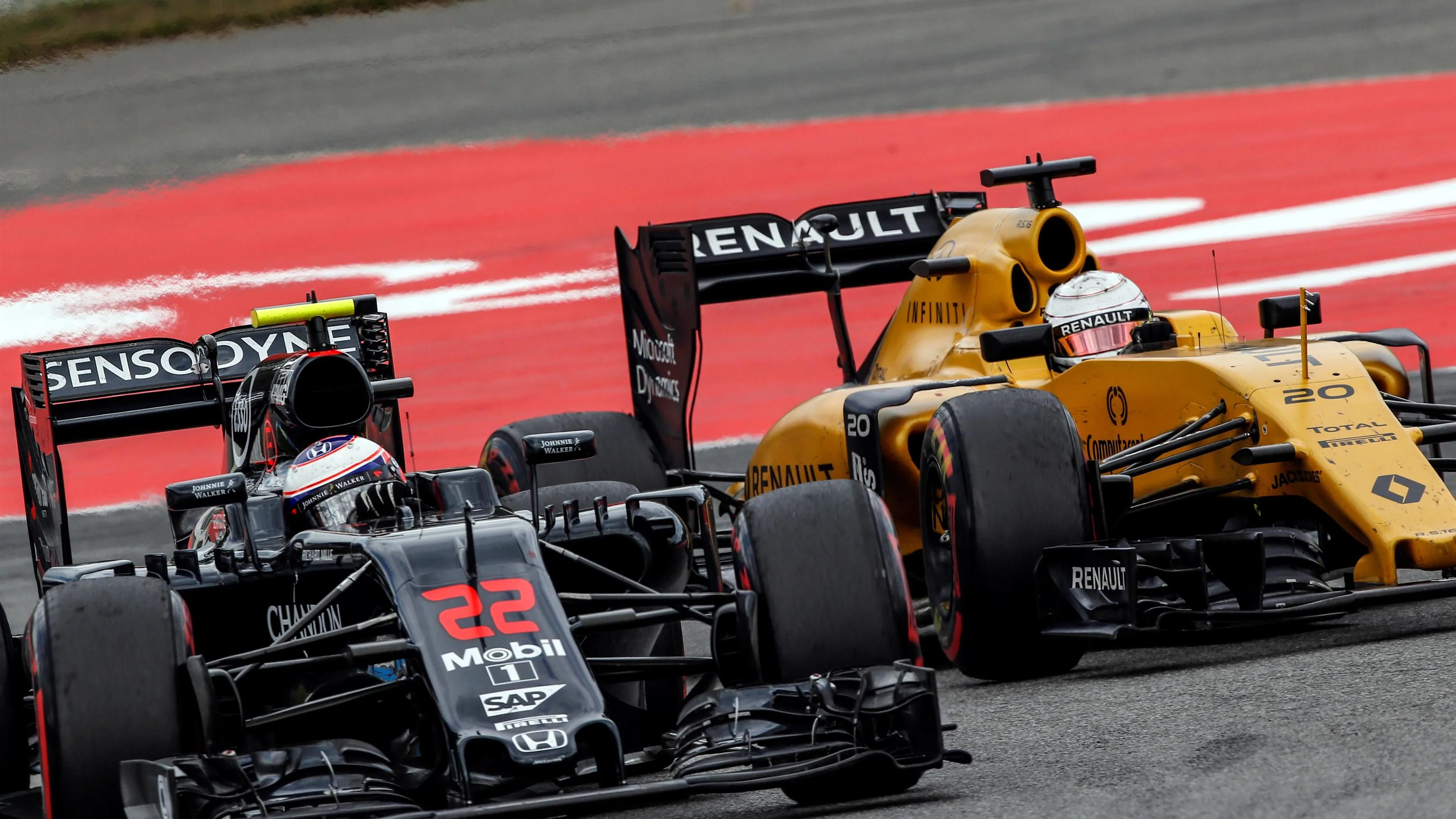 Kevin Magnussen (DEN) Renault Sport F1 Team RS16 and Jenson Button (GBR) McLaren MP4-31 at Formula