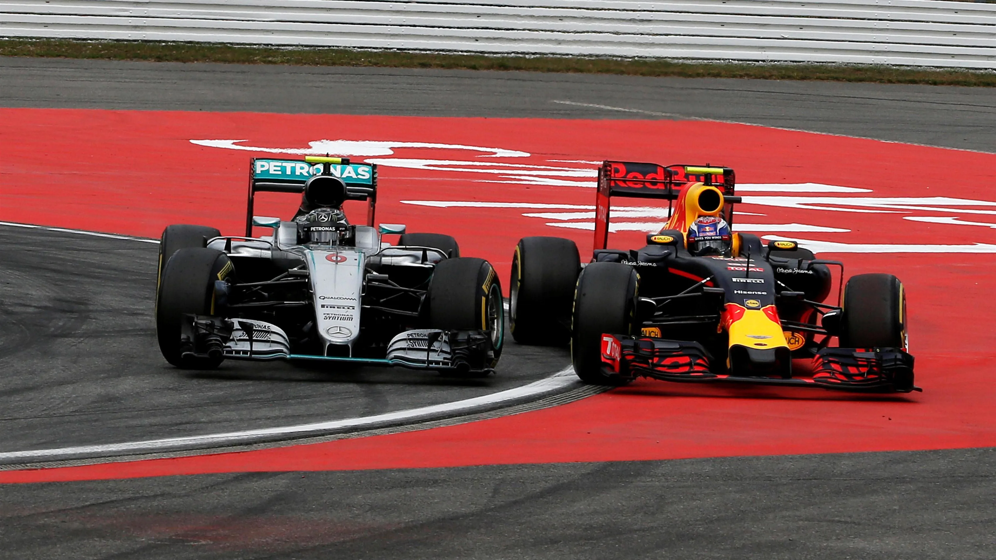 Nico Rosberg (GER) Mercedes-Benz F1 W07 Hybrid and Max Verstappen (NED) Red Bull Racing RB12 battle