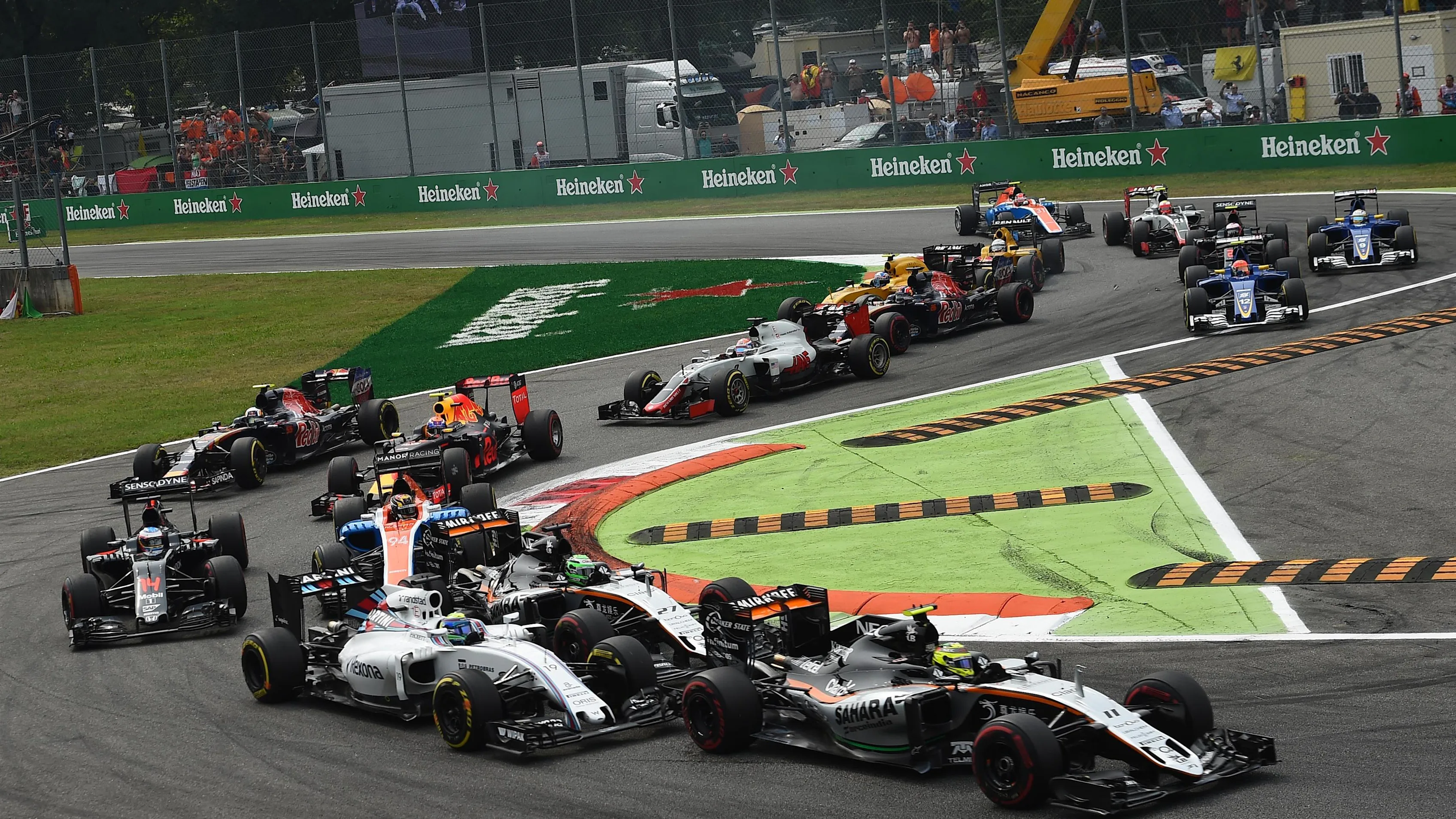 Sergio Perez (MEX) Force India VJM09, Felipe Massa (BRA) Williams FW38 and Nico Hulkenberg (GER)