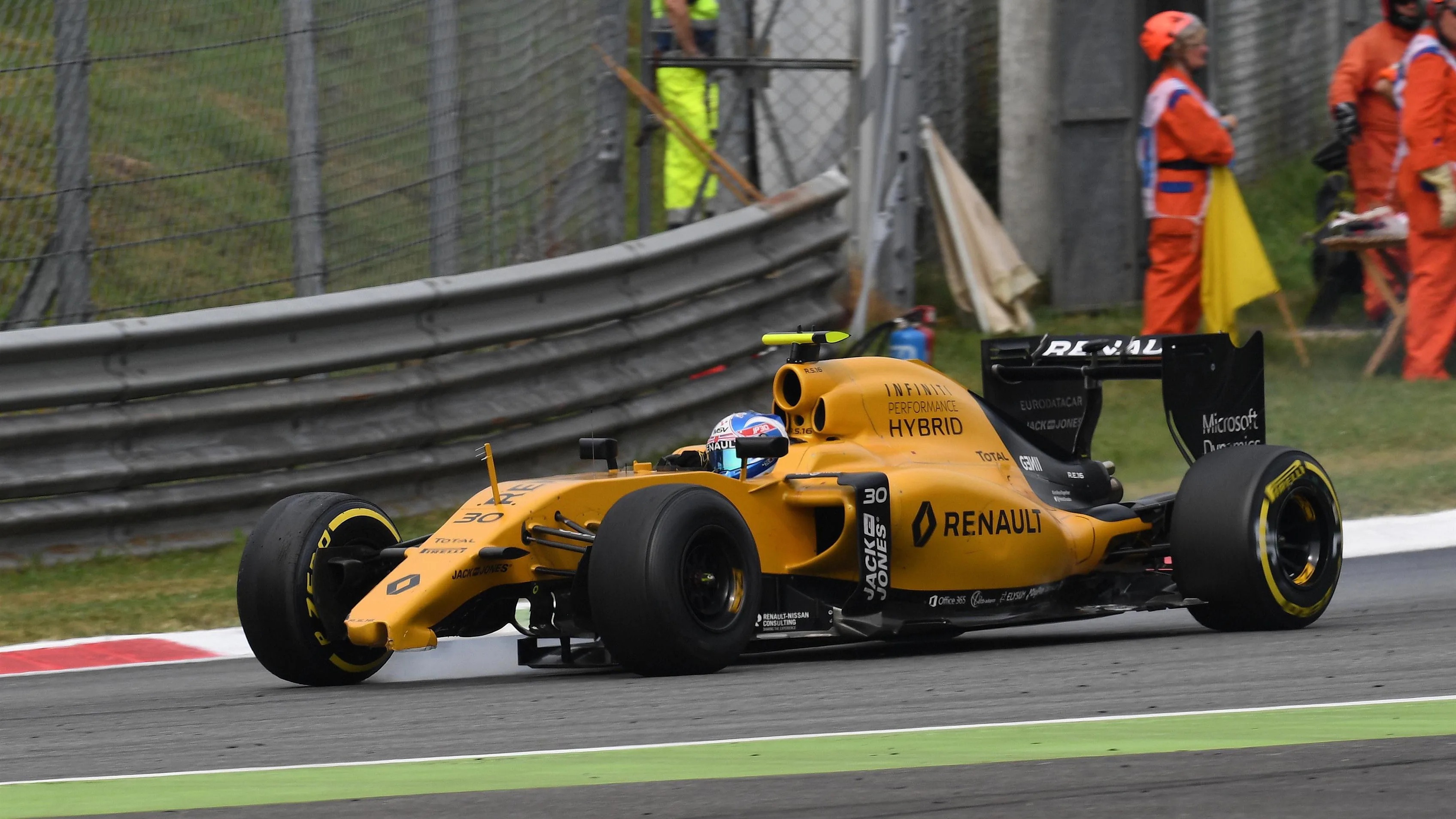 Jolyon Palmer (GBR) Renault Sport F1 Team RS16 with damage on lap one at Formula One World Championship, Rd14, Italian Grand Prix, Race, Monza, Italy, Sunday 4 September 2016. © Sutton Images