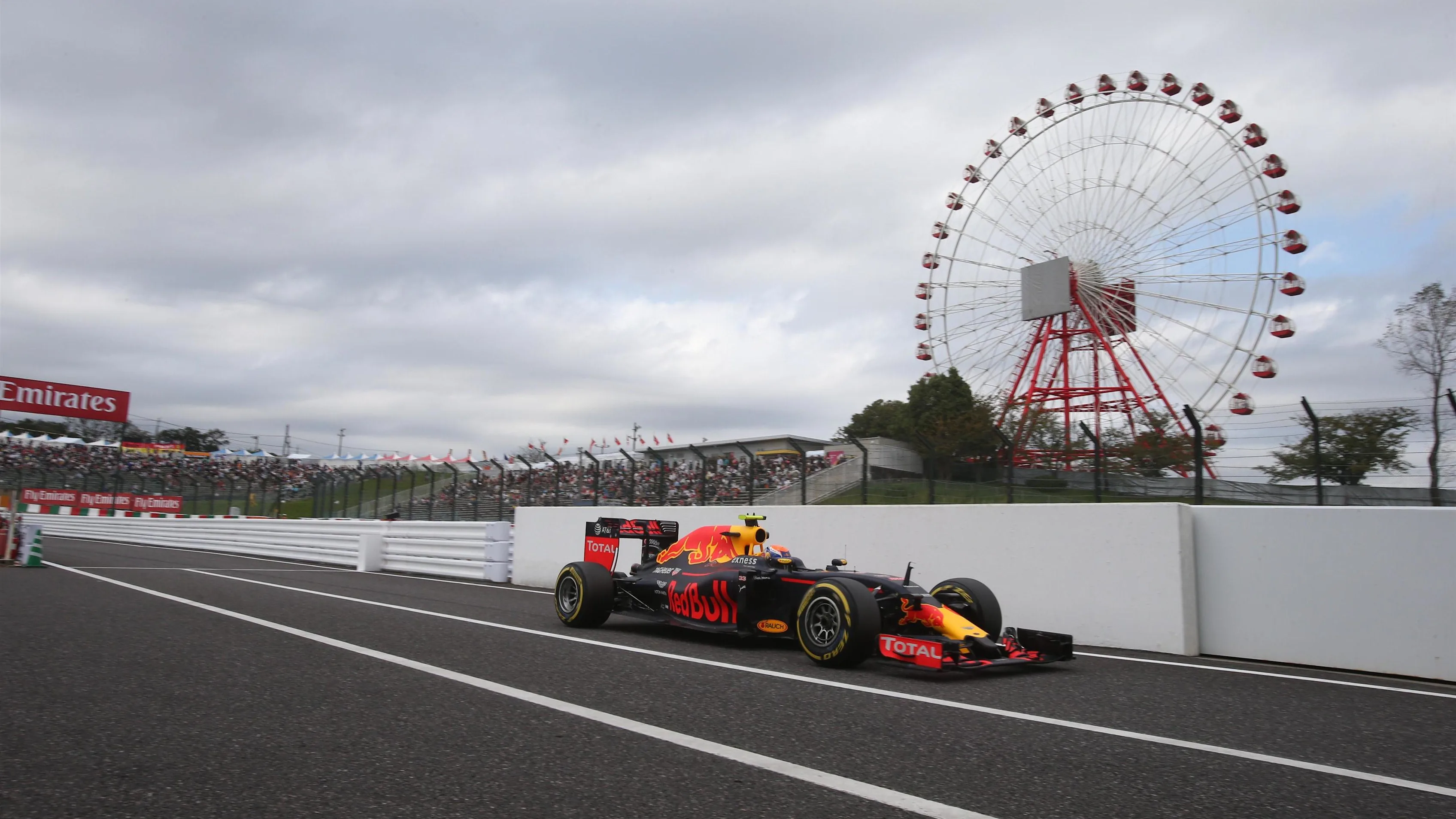 Max Verstappen (NED) Red Bull Racing RB12 at Formula One World Championship, Rd17, Japanese Grand
