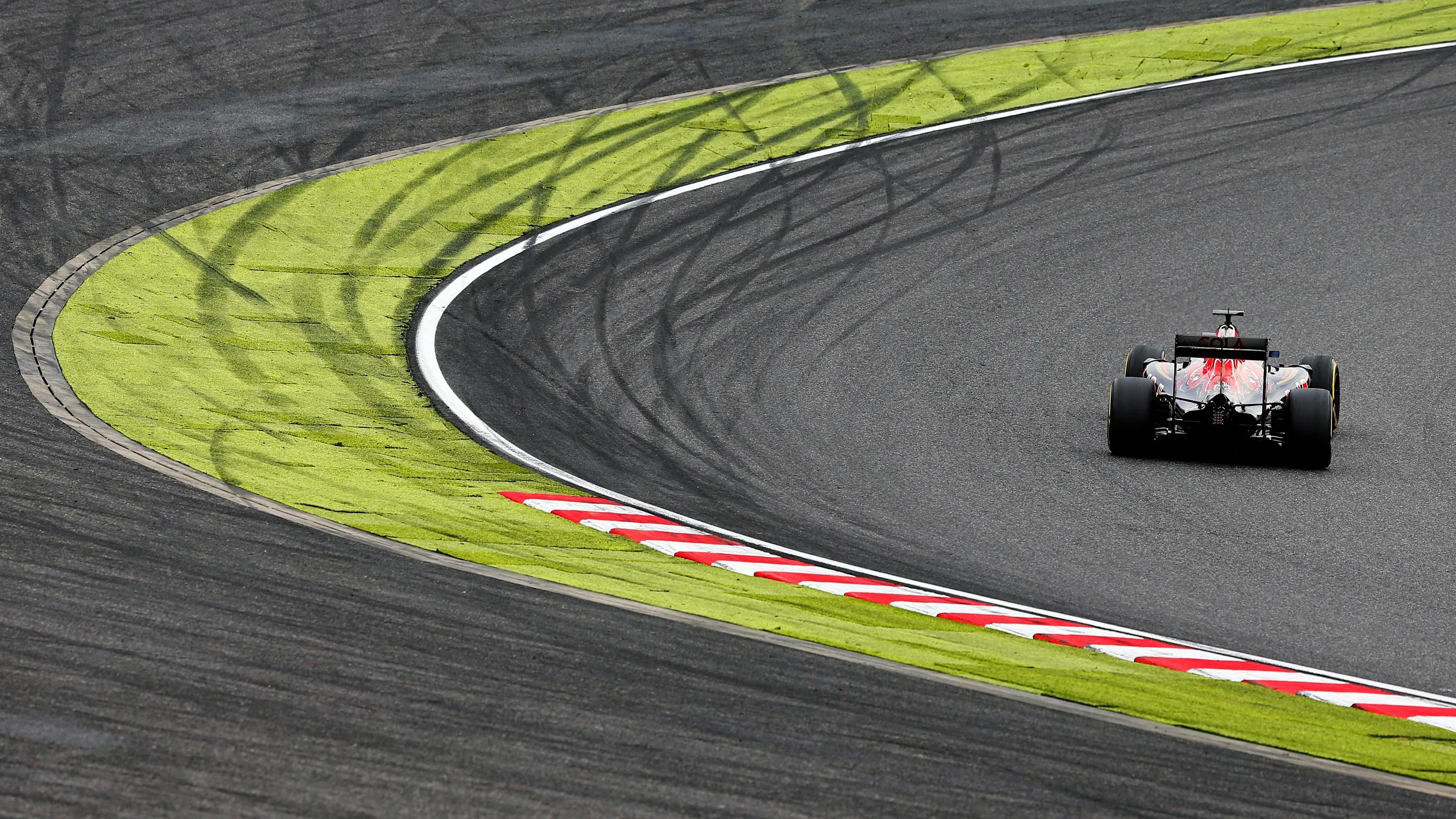 Carlos Sainz (ESP) Scuderia Toro Rosso STR11 at Formula One World Championship, Rd17, Japanese Grand Prix, Race, Suzuka, Japan, Sunday 9 October 2016. © Sutton Images