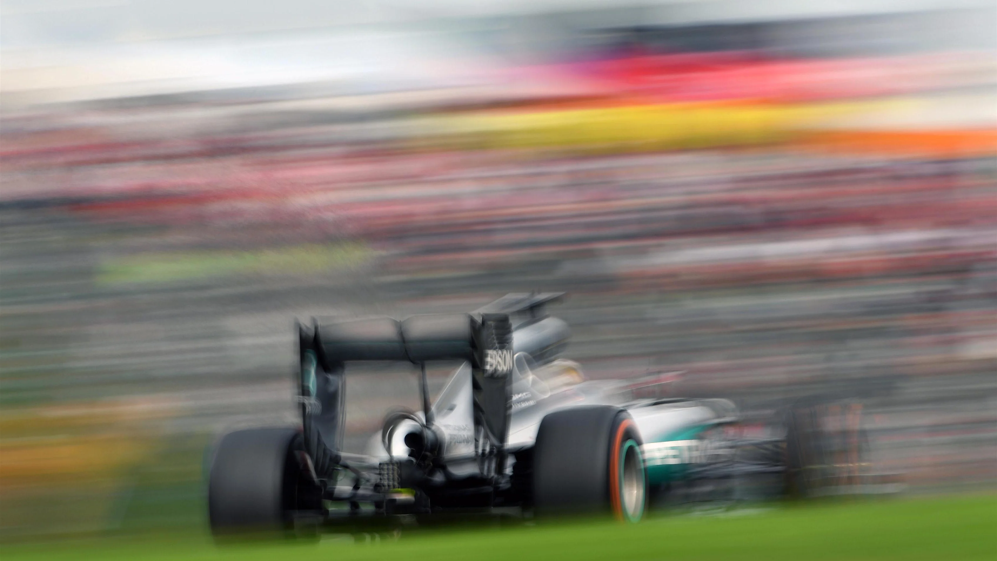 Lewis Hamilton (GBR) Mercedes-Benz F1 W07 Hybrid at Formula One World Championship, Rd17, Japanese Grand Prix, Race, Suzuka, Japan, Sunday 9 October 2016. © Sutton Images