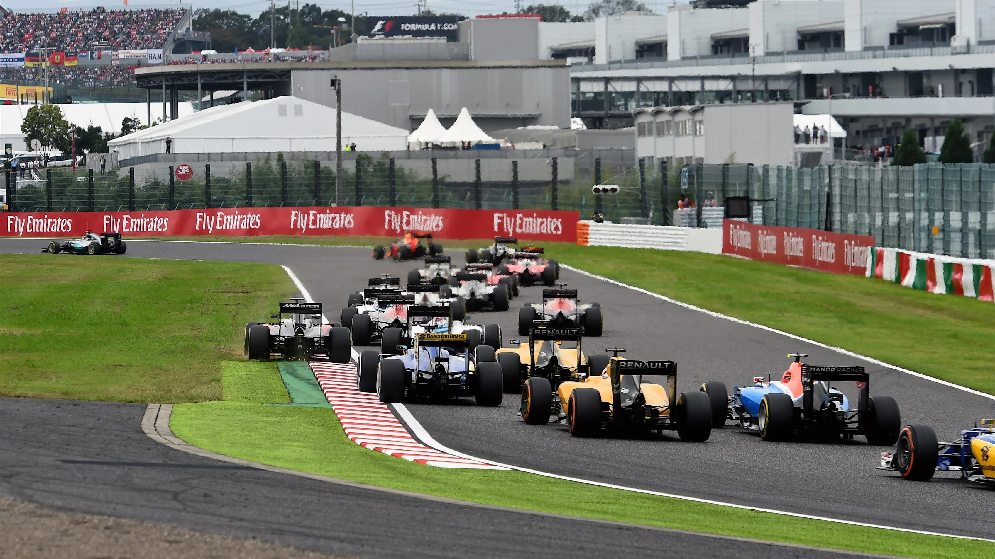 Nico Rosberg (GER) Mercedes-Benz F1 W07 Hybrid leads at the start of the race at Formula One World