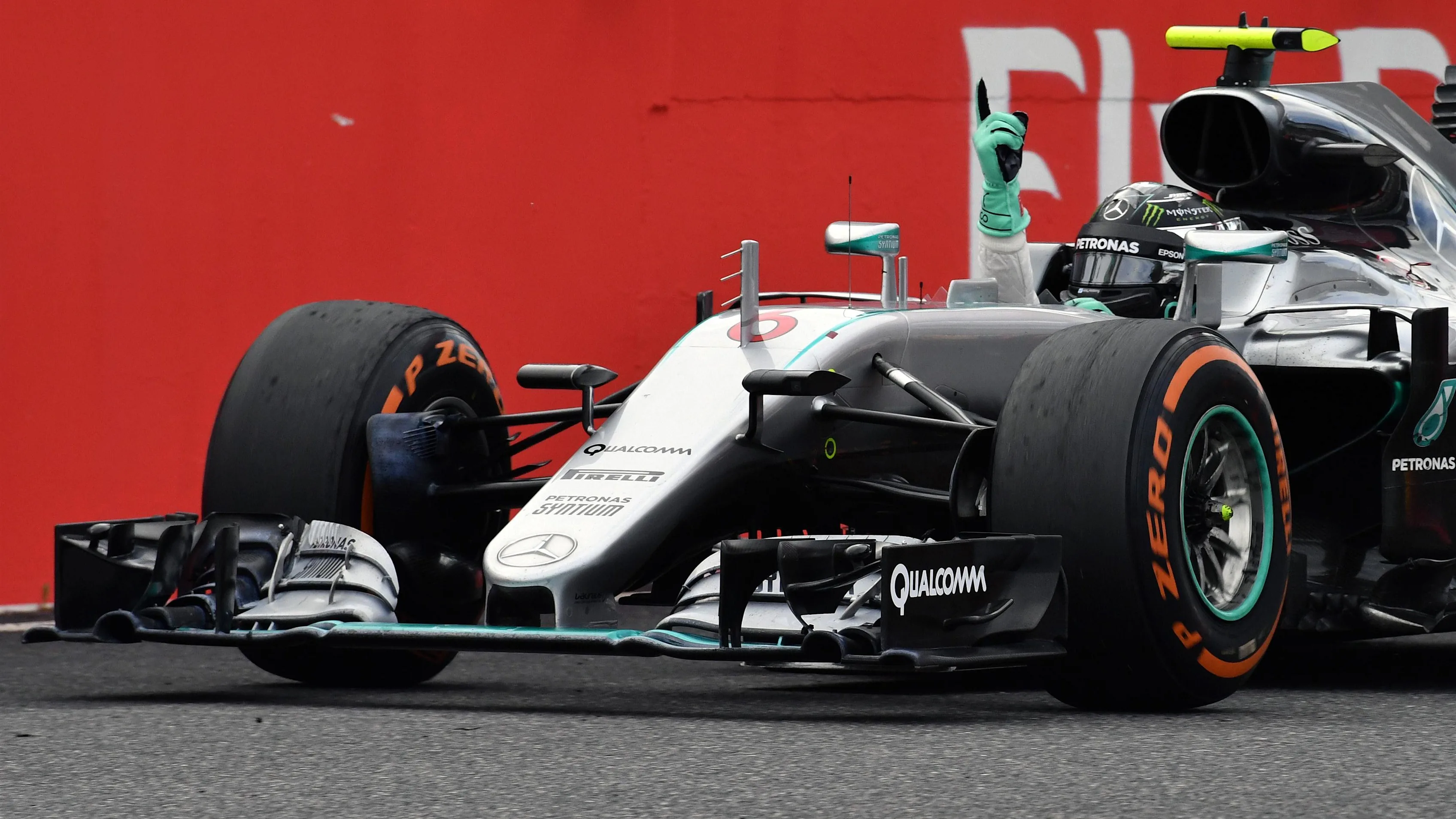Race winner Nico Rosberg (GER) Mercedes-Benz F1 W07 Hybrid crosses the line at Formula One World