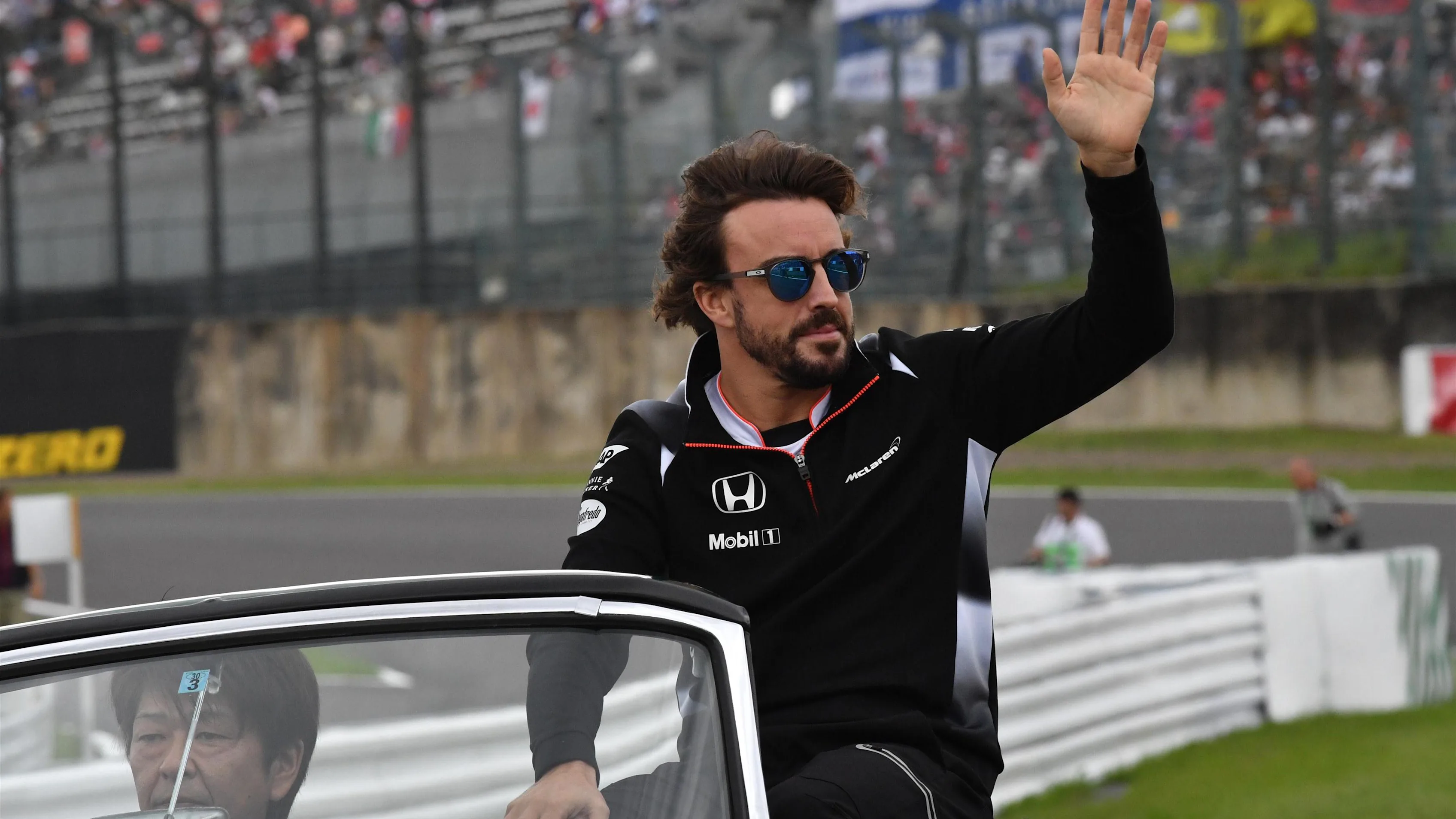 Fernando Alonso (ESP) McLaren on the drivers parade at Formula One World Championship, Rd17, Japanese Grand Prix, Race, Suzuka, Japan, Sunday 9 October 2016. © Sutton Images