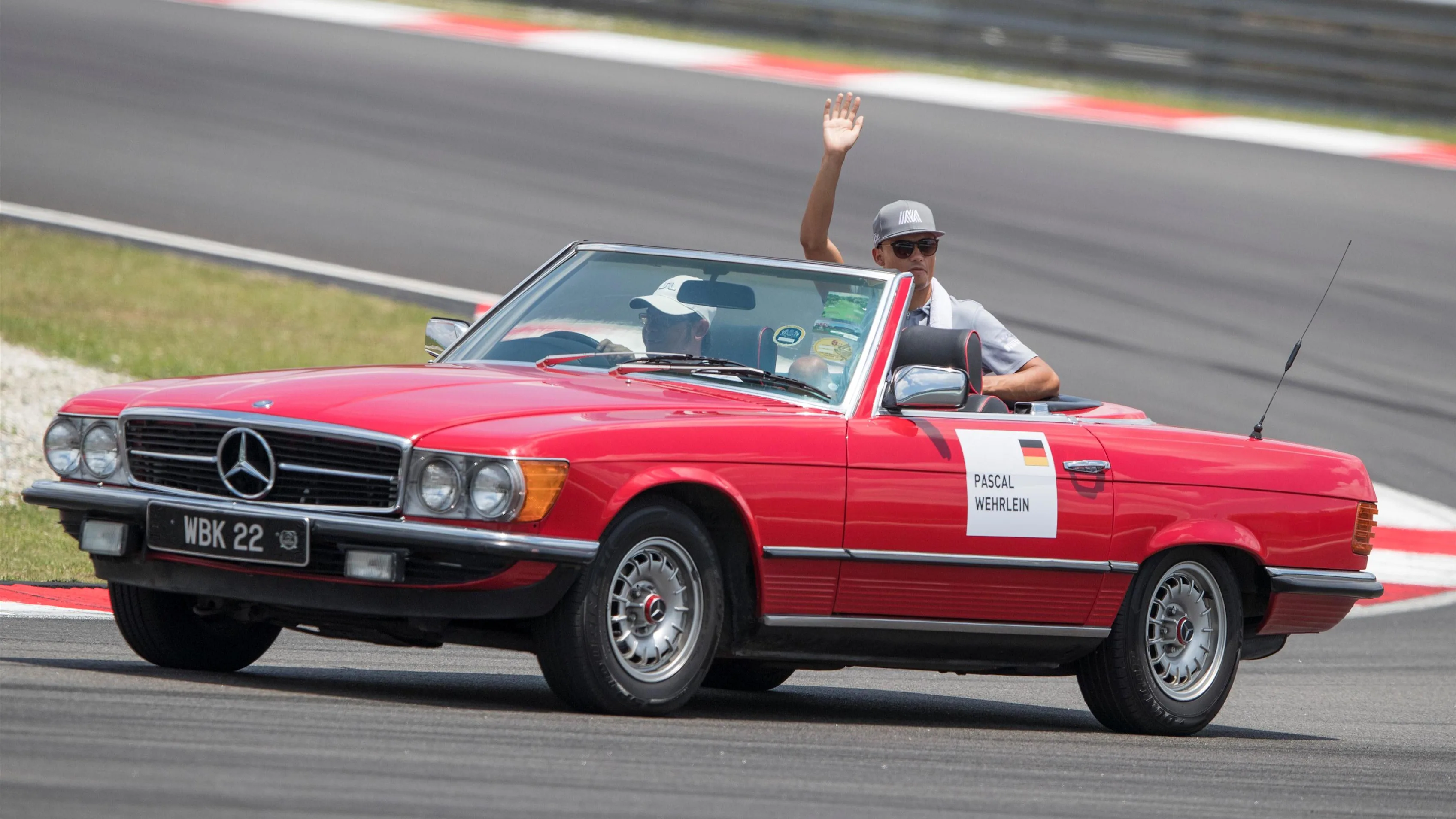 Pascal Wehrlein (GER) Manor Racing on the drivers parade at Formula One World Championship, Rd16, Malaysian Grand Prix, Race,  Sepang, Malaysia, Sunday 2 October 2016. © Sutton Images