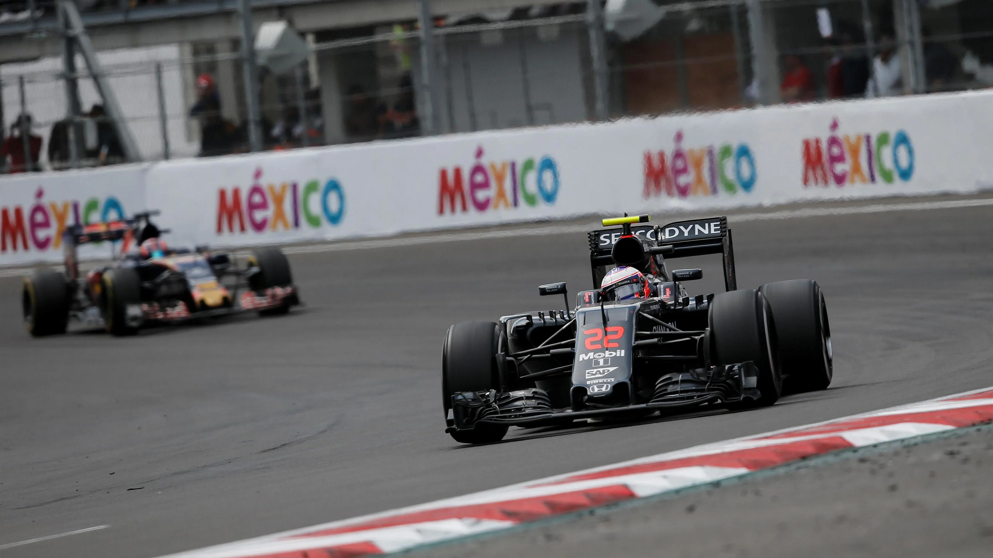 Jenson Button (GBR) McLaren MP4-31 at Formula One World Championship, Rd19, Mexican Grand Prix, Race, Circuit Hermanos Rodriguez, Mexico City, Mexico, Sunday 30 October 2016. © Sutton Images