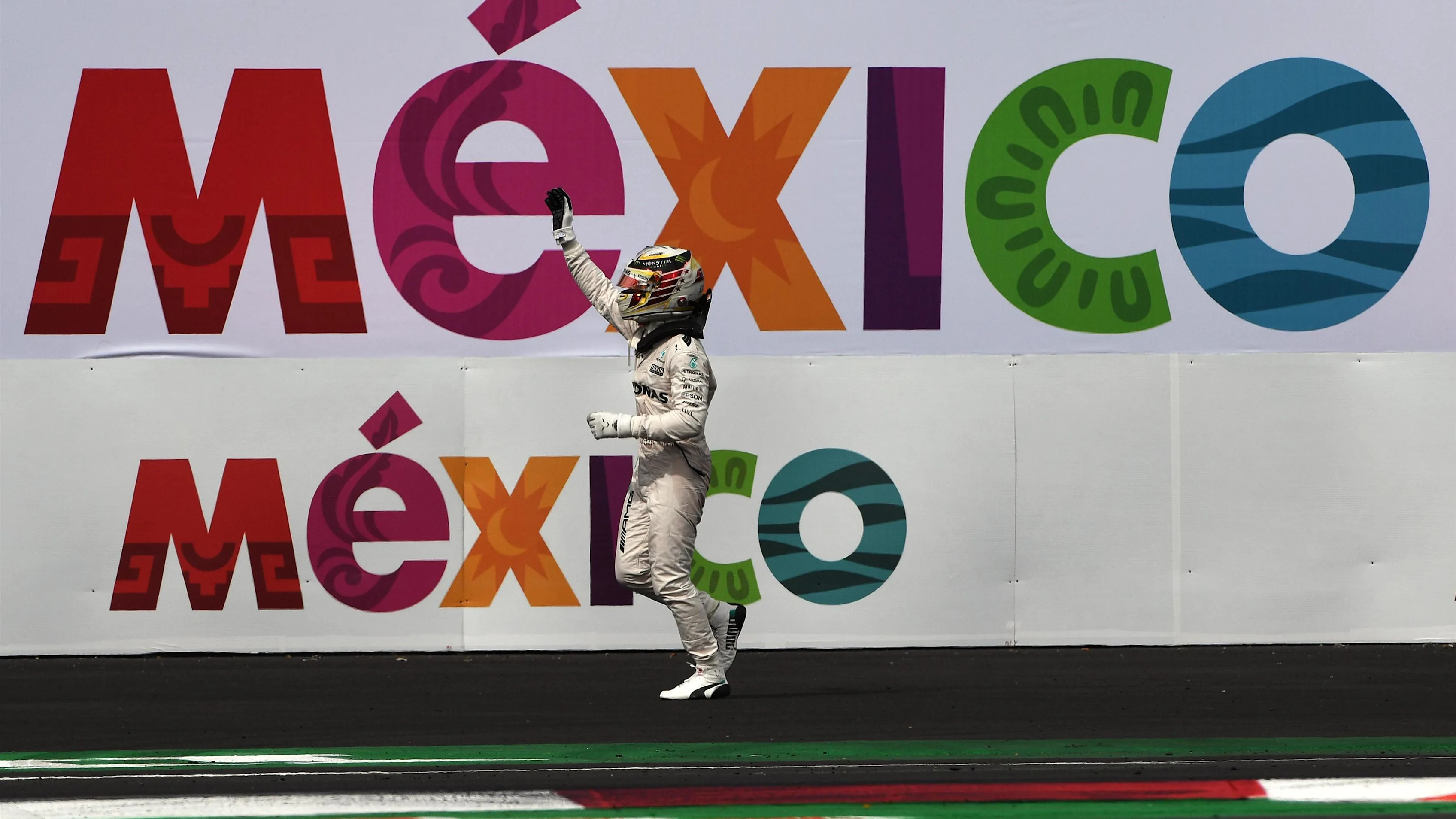 Race winner Lewis Hamilton (GBR) Mercedes AMG F1 celebrates in parc ferme at Formula One World