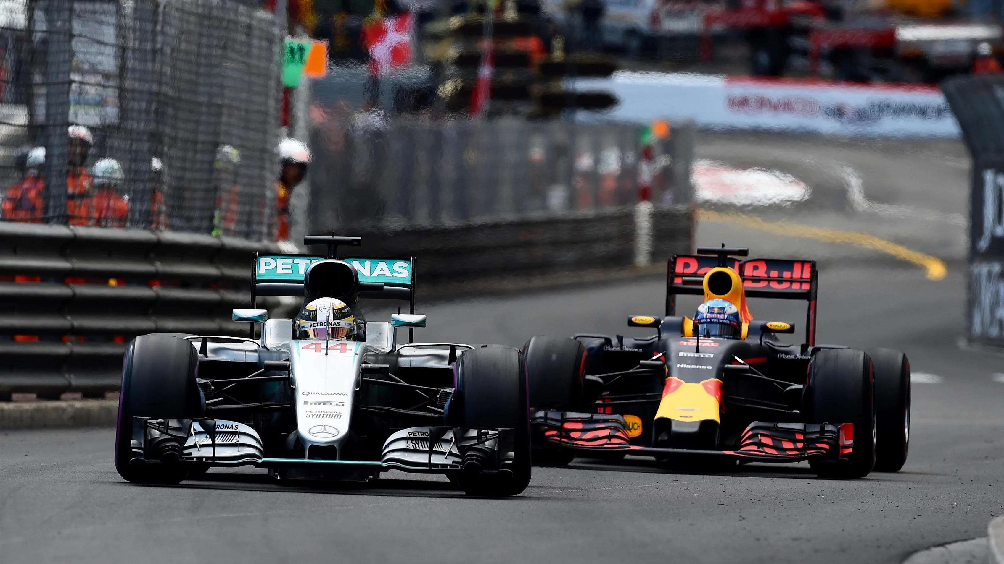 Lewis Hamilton (GBR) Mercedes-Benz F1 W07 Hybrid leads Daniel Ricciardo (AUS) Red Bull Racing RB12