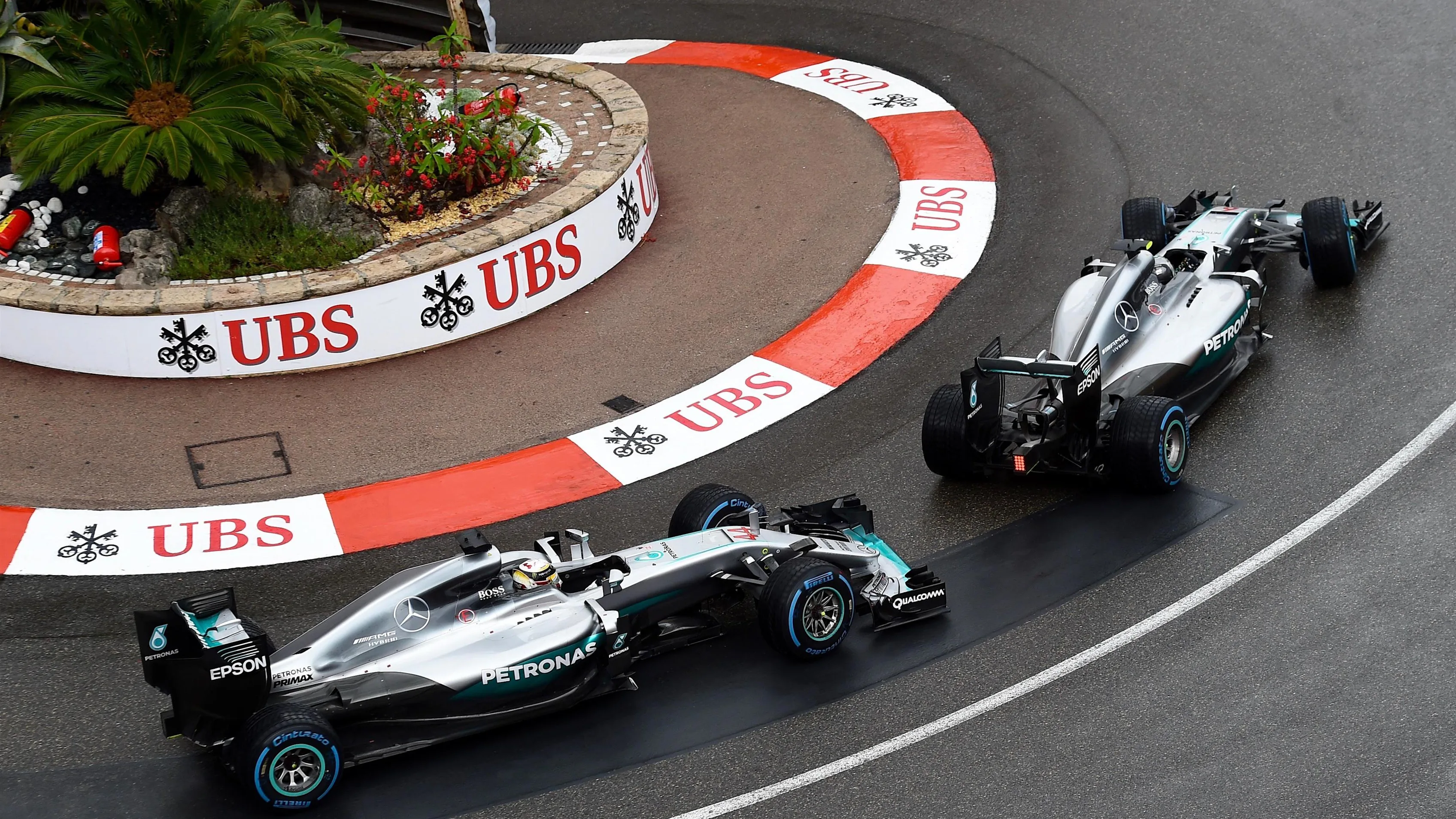 Nico Rosberg (GER) Mercedes-Benz F1 W07 Hybrid leads Lewis Hamilton (GBR) Mercedes-Benz F1 W07