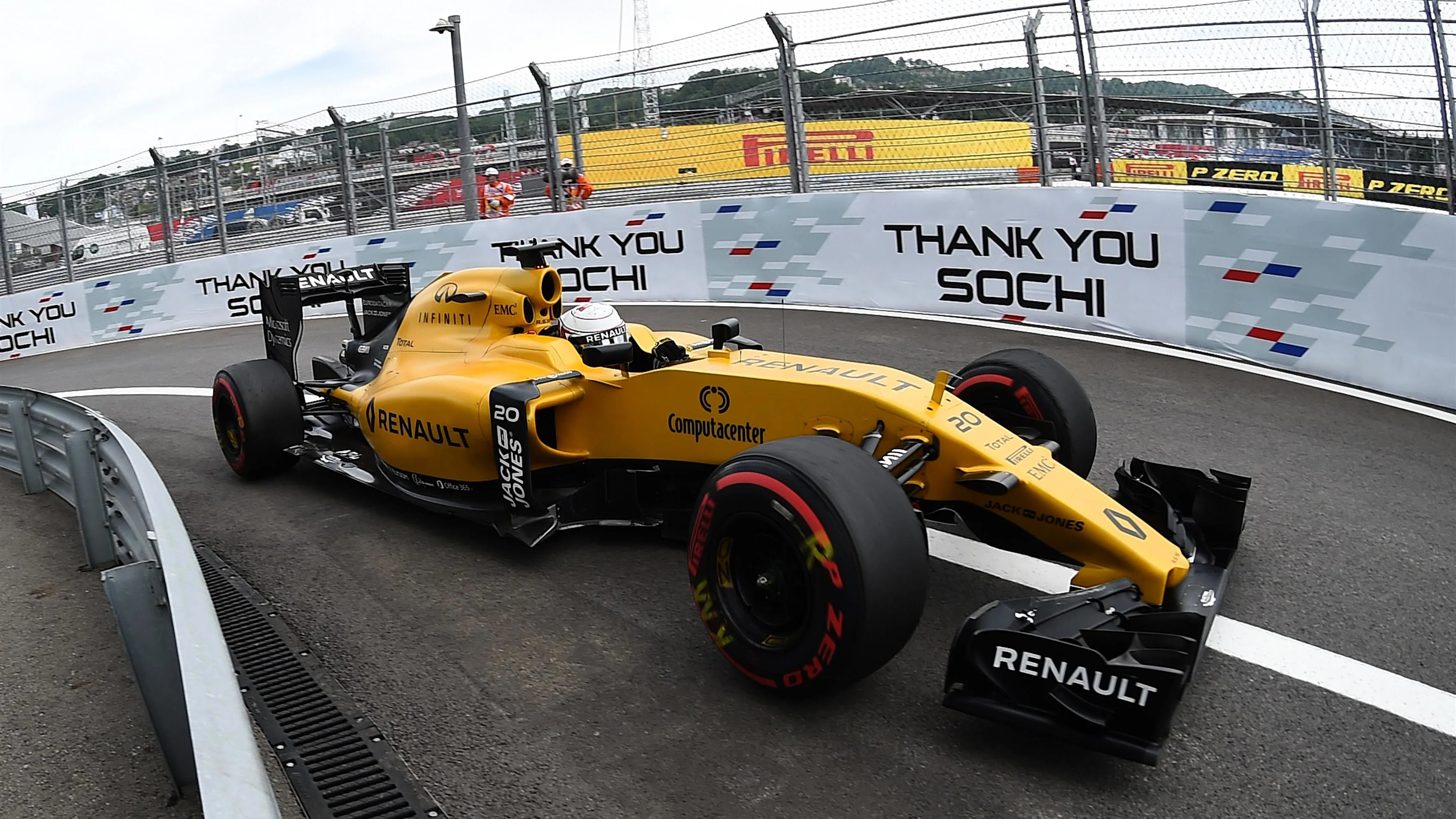 Kevin Magnussen (DEN) Renault Sport F1 Team RS16 at Formula One World Championship, Rd4, Russian