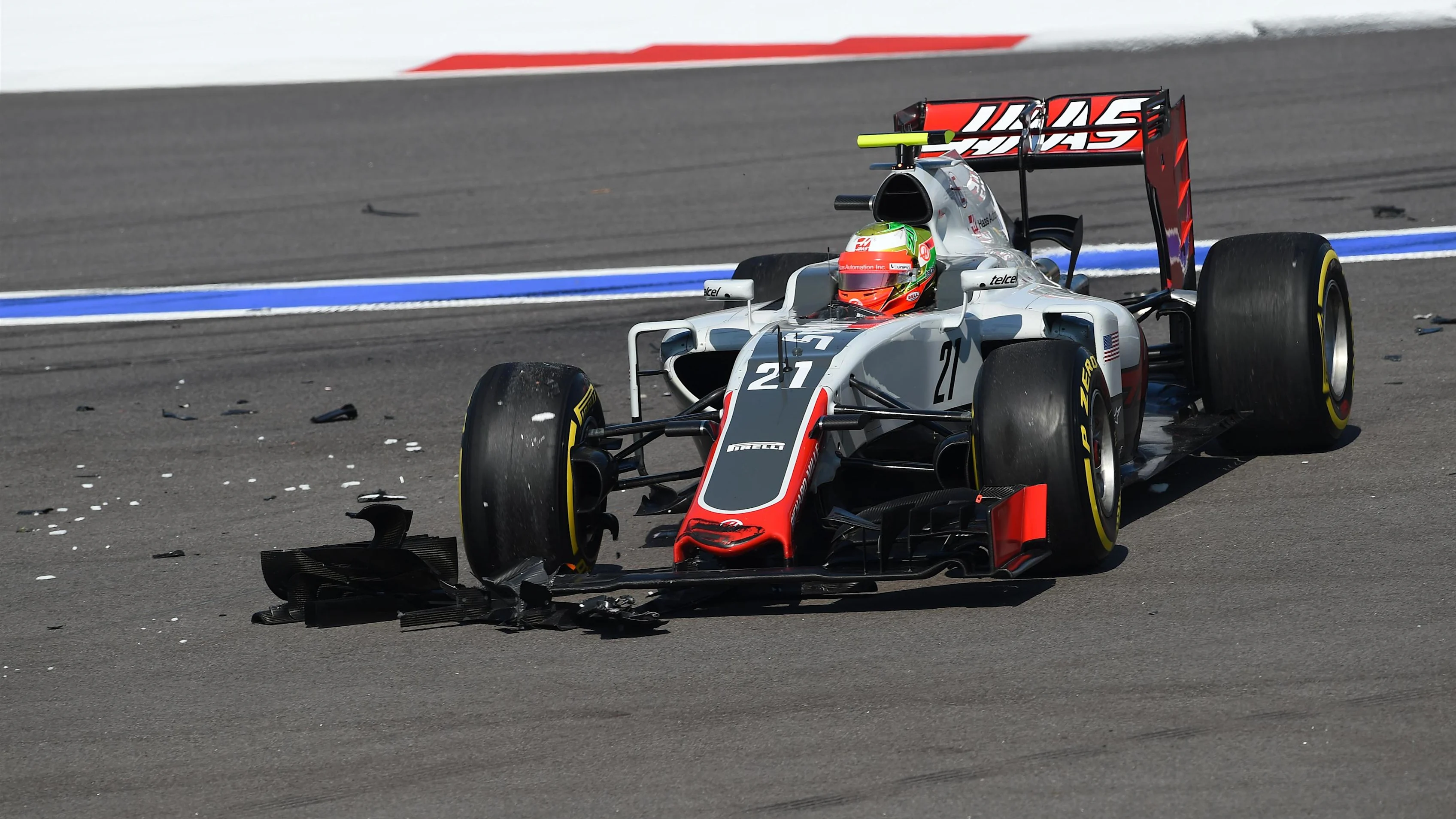 Esteban Gutierrez (MEX) Haas VF-16 with front wing damage at Formula One World Championship, Rd4,