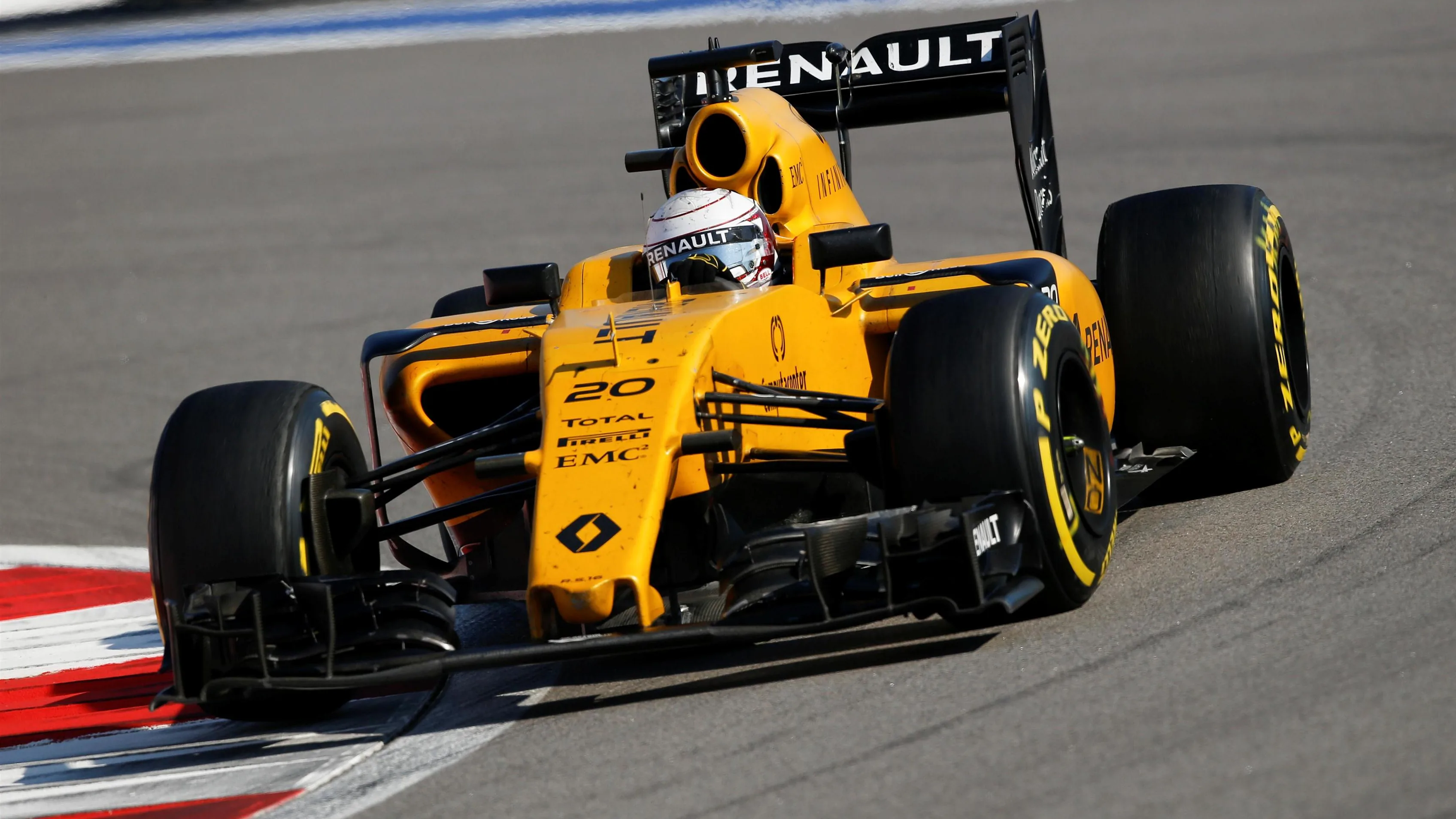 Kevin Magnussen (DEN) Renault Sport F1 Team RS16 at Formula One World Championship, Rd4, Russian
