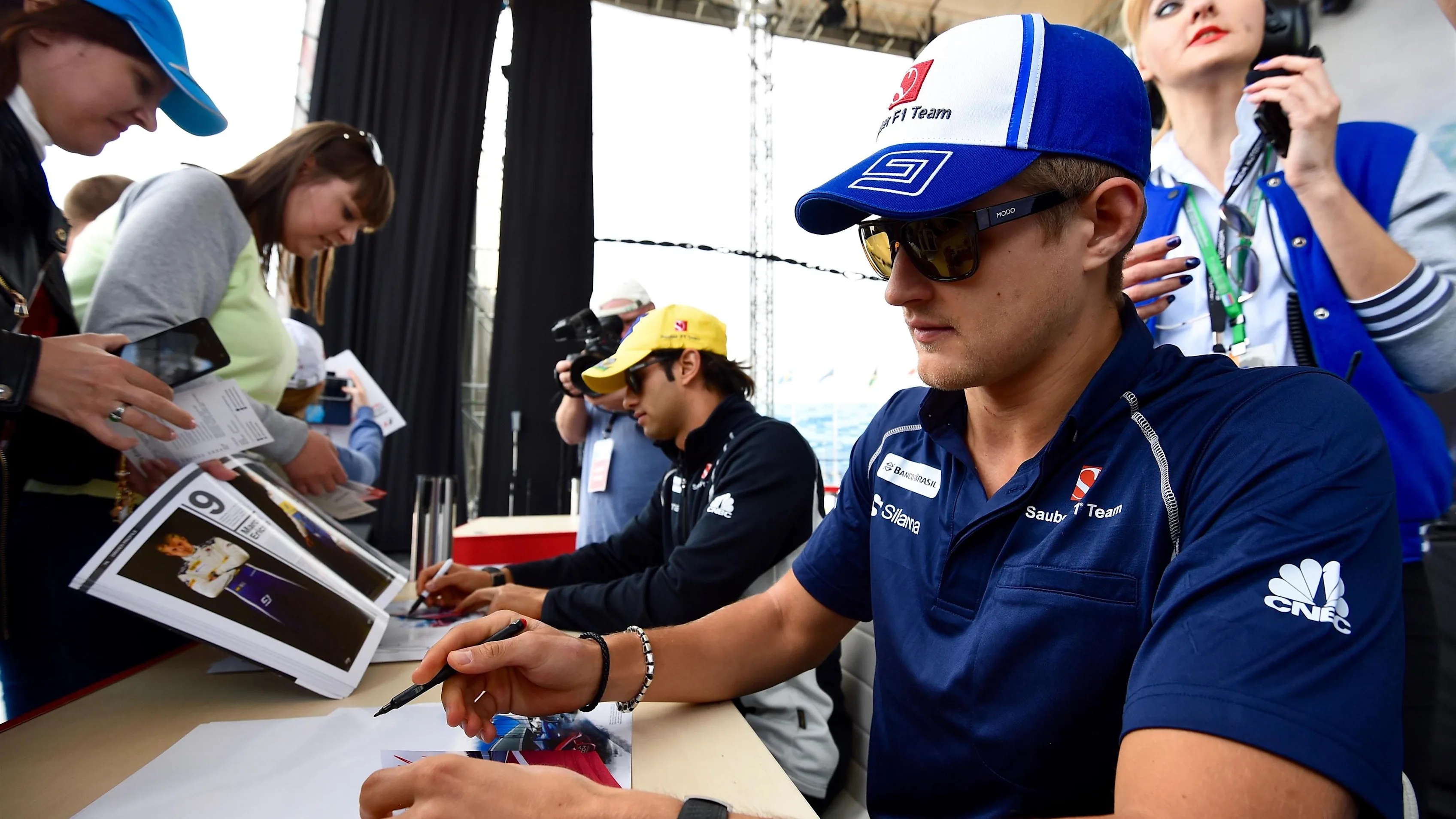 Marcus Ericsson (SWE) Sauber signs autographs for the fans at Formula One World Championship, Rd4, Russian Grand Prix, Race, Sochi Autodrom, Sochi, Krasnodar Krai, Russia, Sunday 1 May 2016. © Sutton Motorsport Images