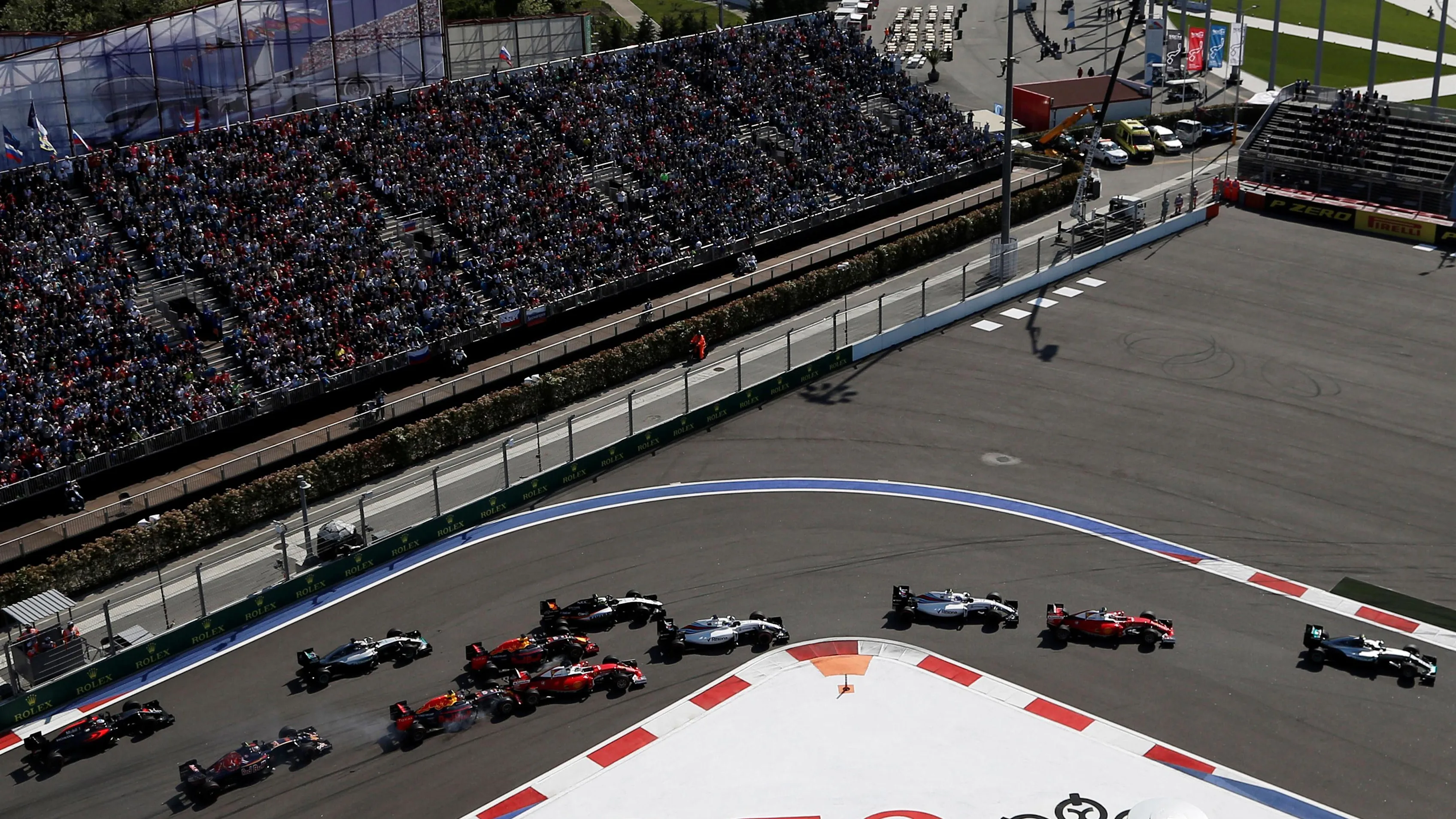 Nico Rosberg (GER) Mercedes-Benz F1 W07 Hybrid leads at the start of the race at as Daniil Kvyat