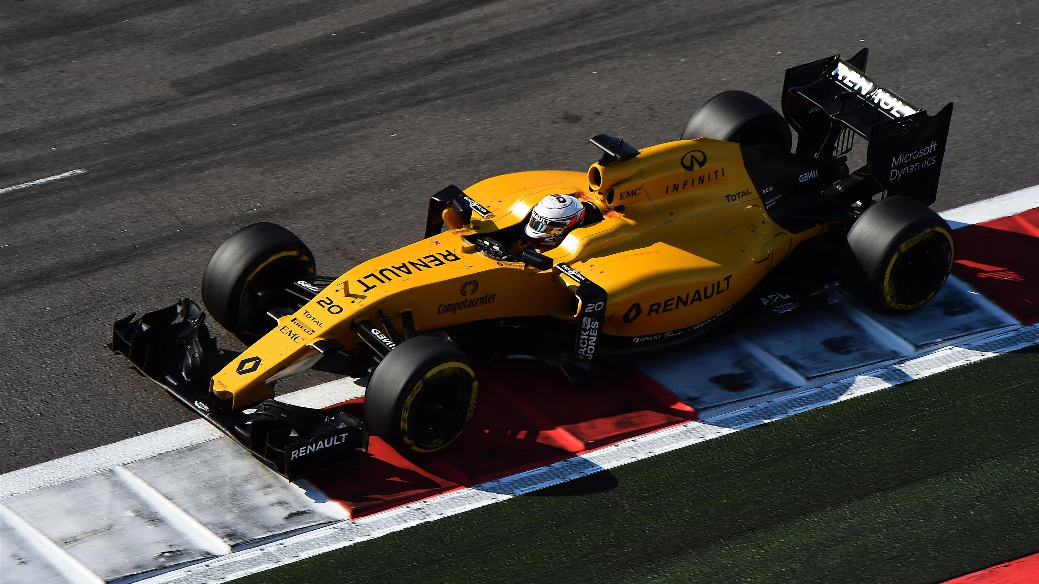 Kevin Magnussen (DEN) Renault Sport F1 Team RS16 at Formula One World Championship, Rd4, Russian