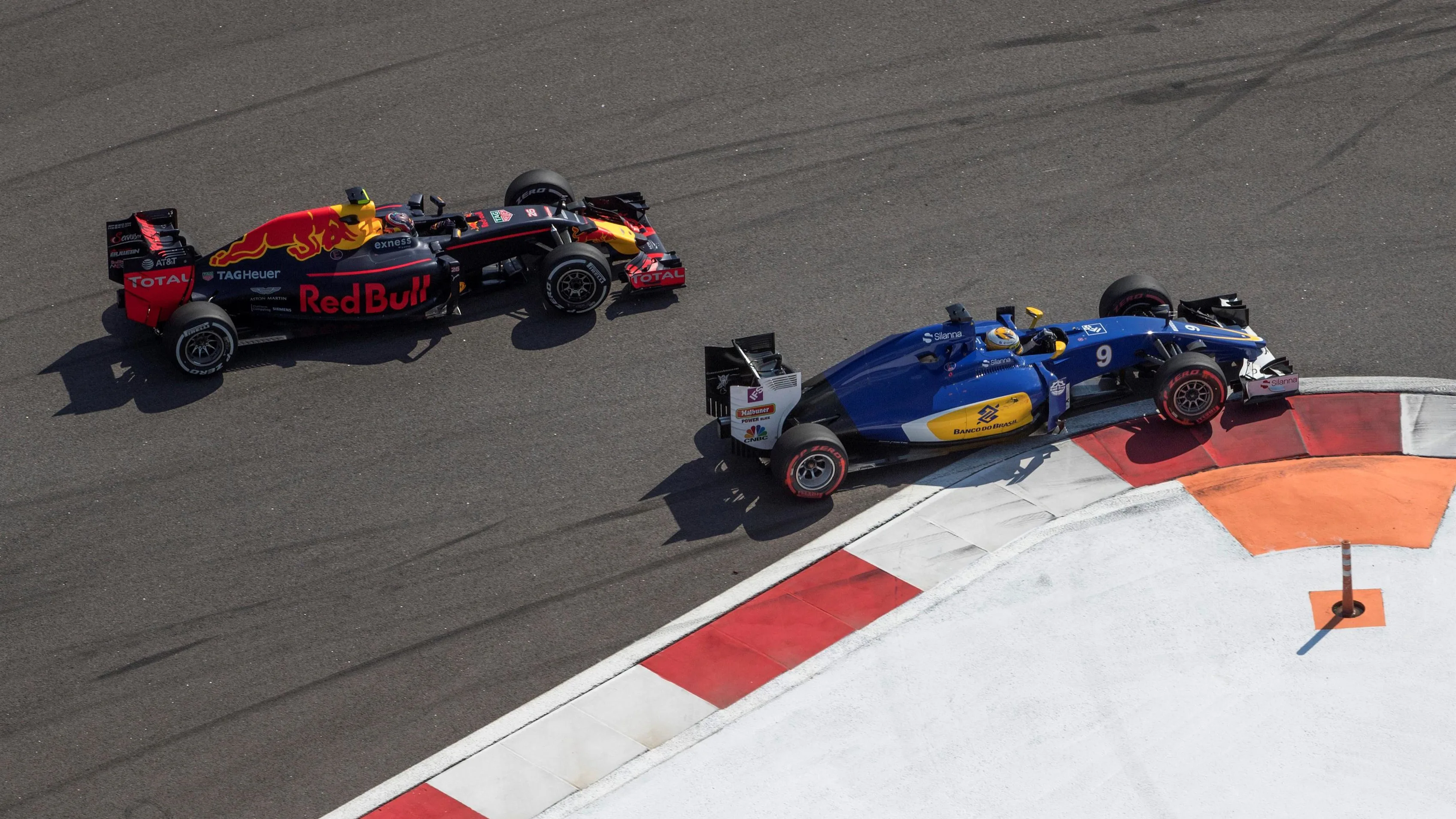 Daniil Kvyat (RUS) Red Bull Racing RB12 and Marcus Ericsson (SWE) Sauber C35 battle at Formula One