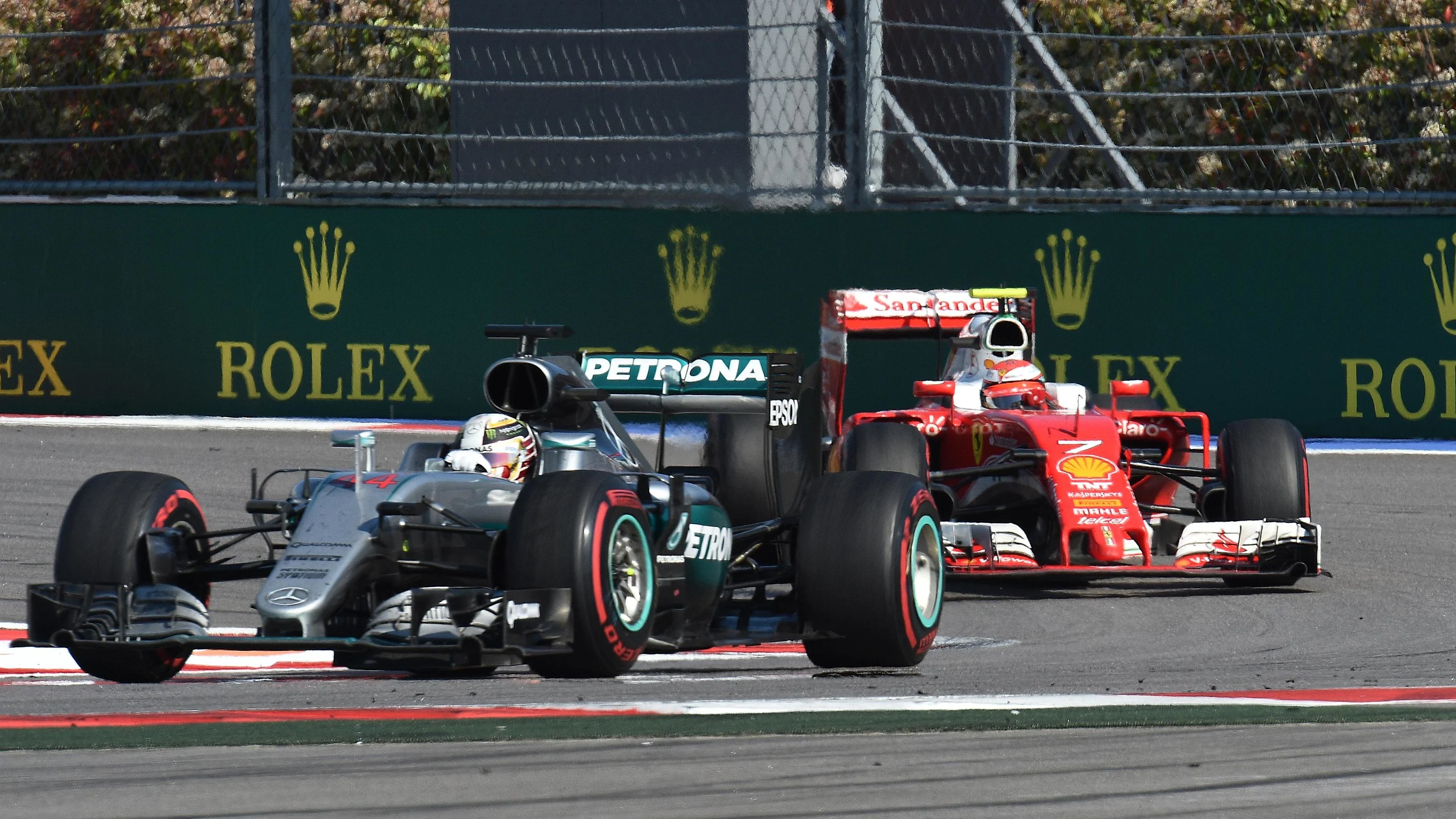 Lewis Hamilton (GBR) Mercedes-Benz F1 W07 Hybrid leads Kimi Raikkonen (FIN) Ferrari SF16-H at
