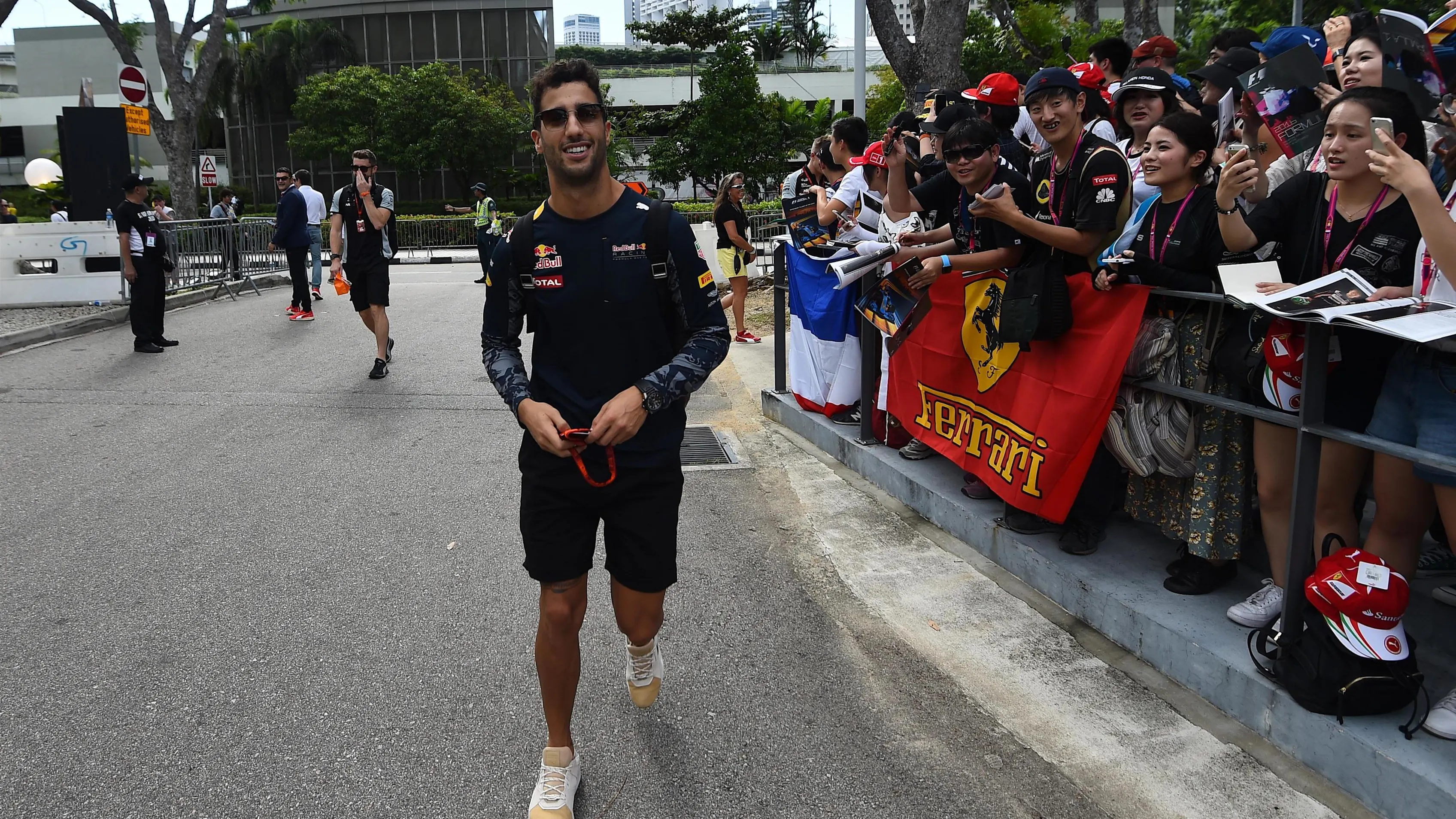 Daniel Ricciardo (AUS) Red Bull Racing at Formula One World Championship, Rd15, Singapore Grand Prix, Practice, Marina Bay Street Circuit, Singapore, Friday 16 September 2016. © Sutton Images