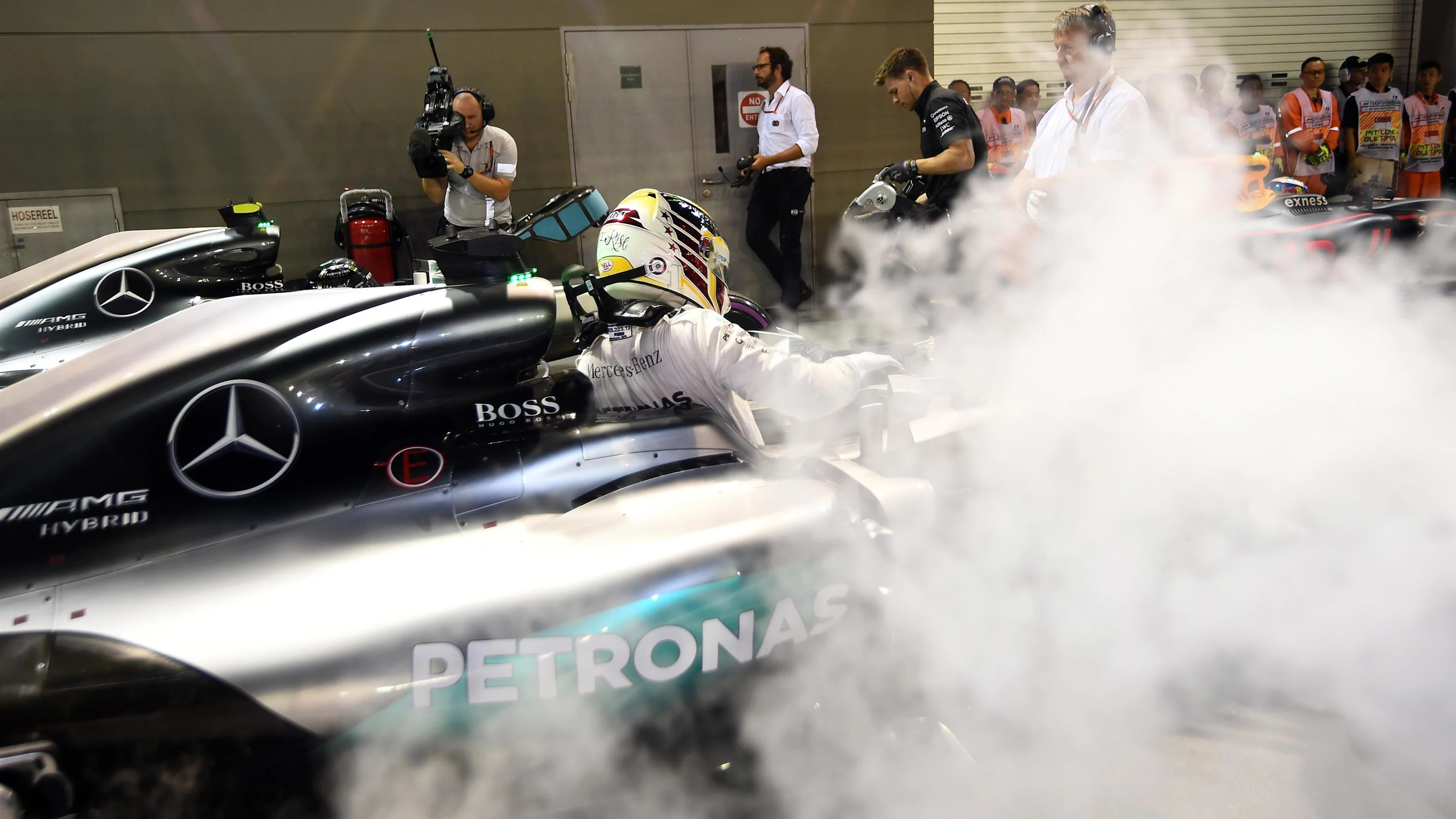 Lewis Hamilton (GBR) Mercedes-Benz F1 W07 Hybrid arrives in parc ferme at Formula One World Championship, Rd15, Singapore Grand Prix, Qualifying, Marina Bay Street Circuit, Singapore, Saturday 17 September 2016. © Sutton Images