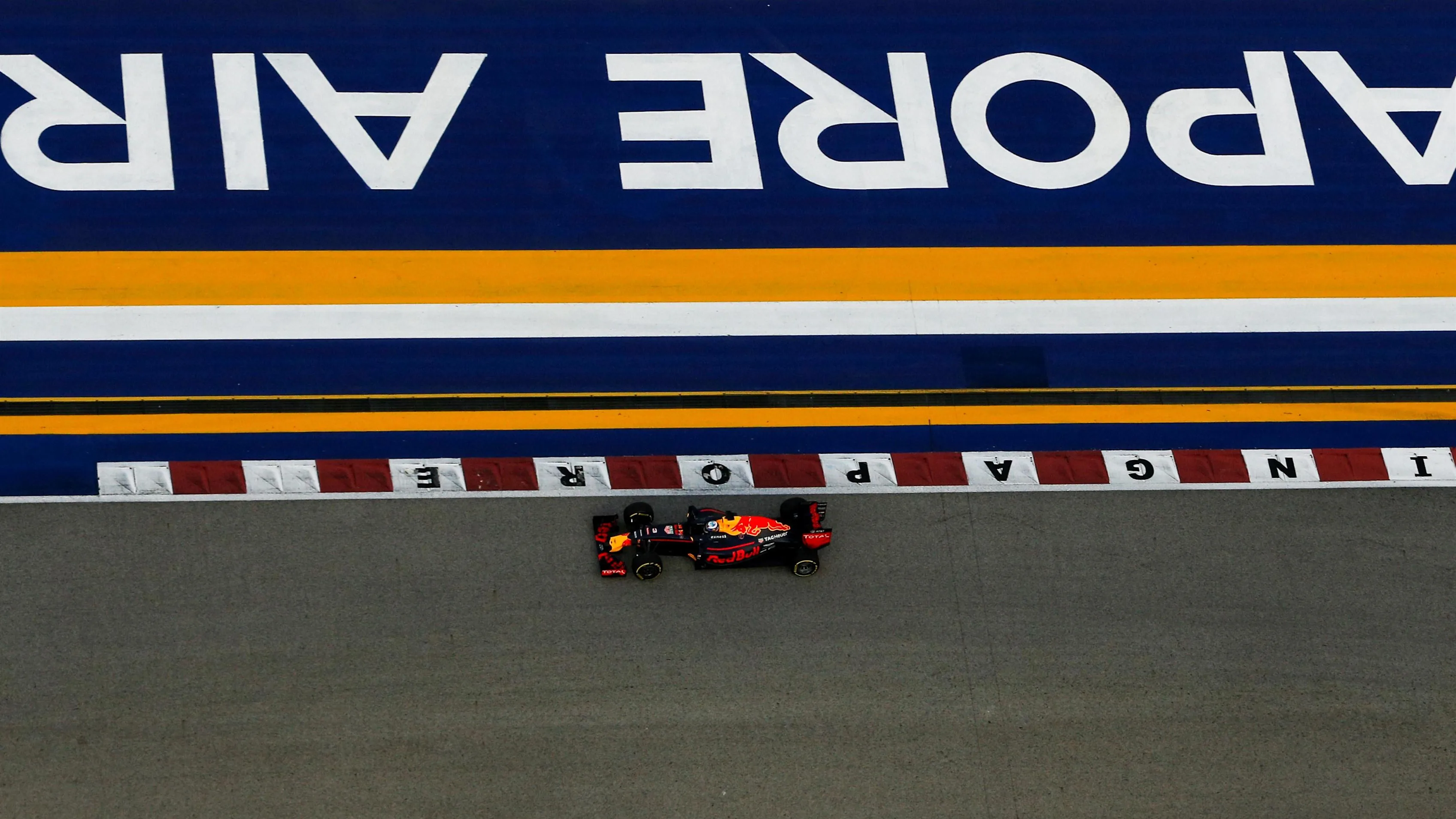 Daniel Ricciardo (AUS) Red Bull Racing RB12 at Formula One World Championship, Rd15, Singapore Grand Prix, Qualifying, Marina Bay Street Circuit, Singapore, Saturday 17 September 2016. © Sutton Images