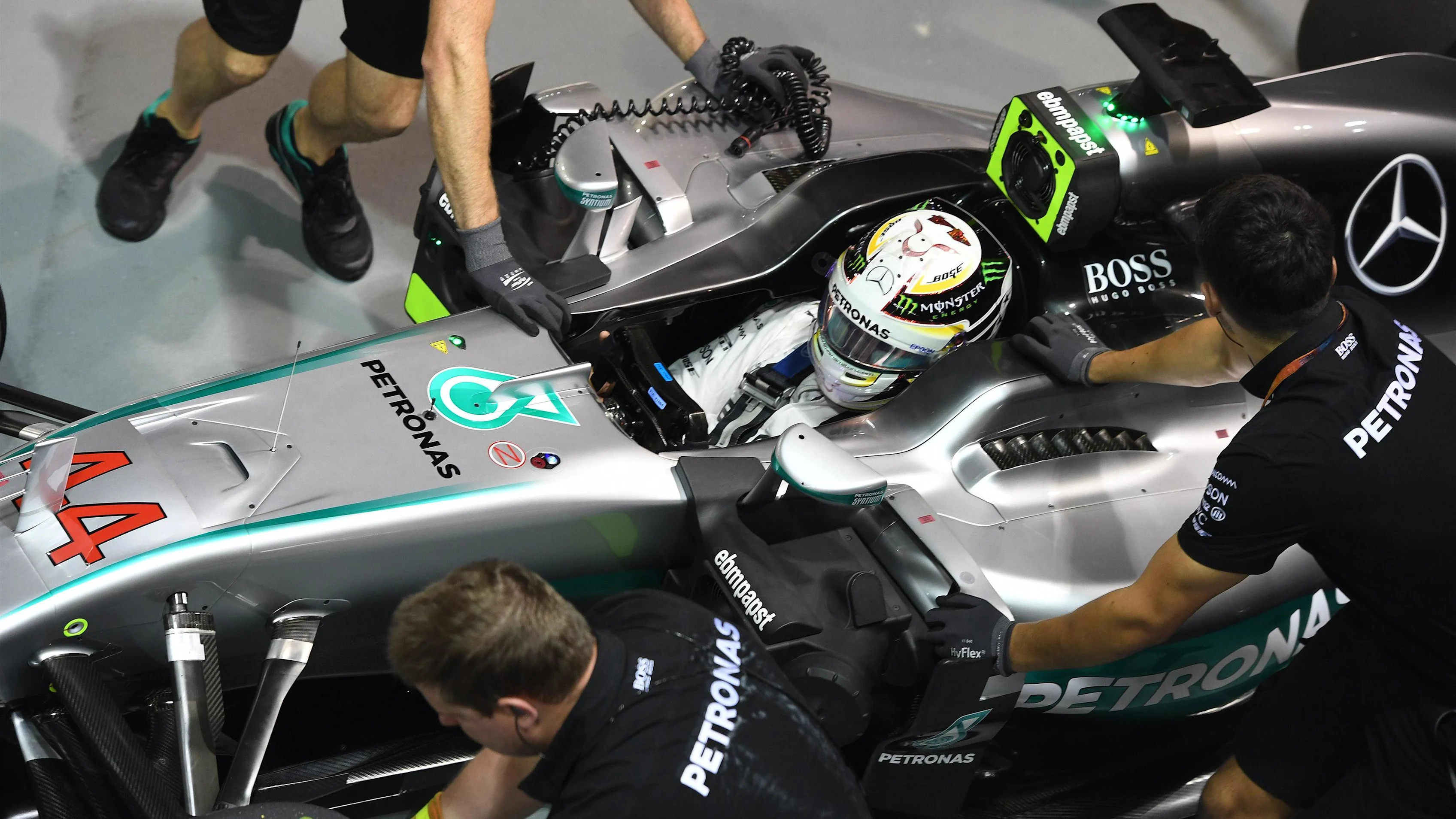 Lewis Hamilton (GBR) Mercedes-Benz F1 W07 Hybrid at Formula One World Championship, Rd15, Singapore