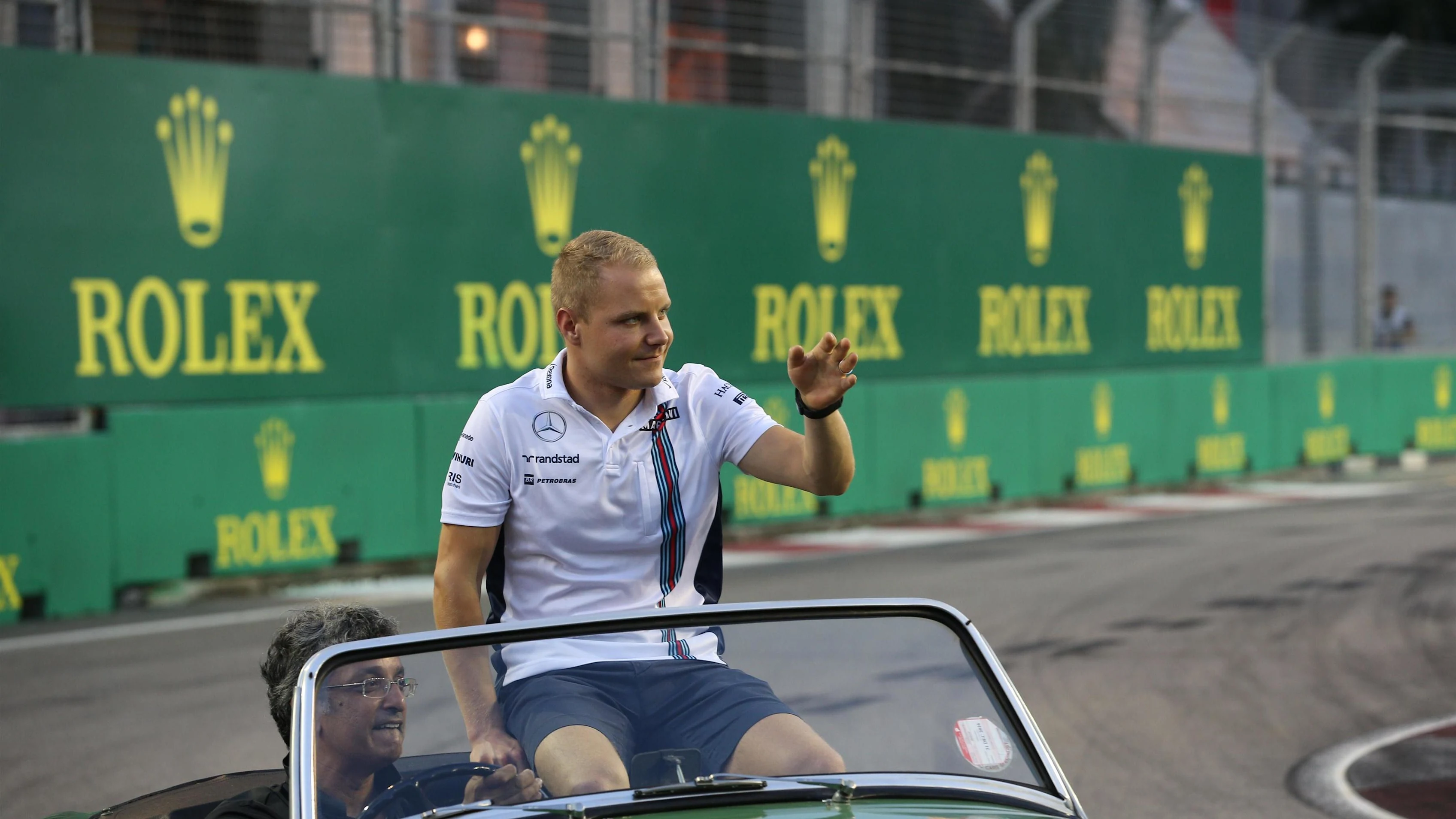 Valtteri Bottas (FIN) Williams on the drivers parade at Formula One World Championship, Rd15, Singapore Grand Prix, Race, Marina Bay Street Circuit, Singapore, Sunday 18 September 2016. © Sutton Images