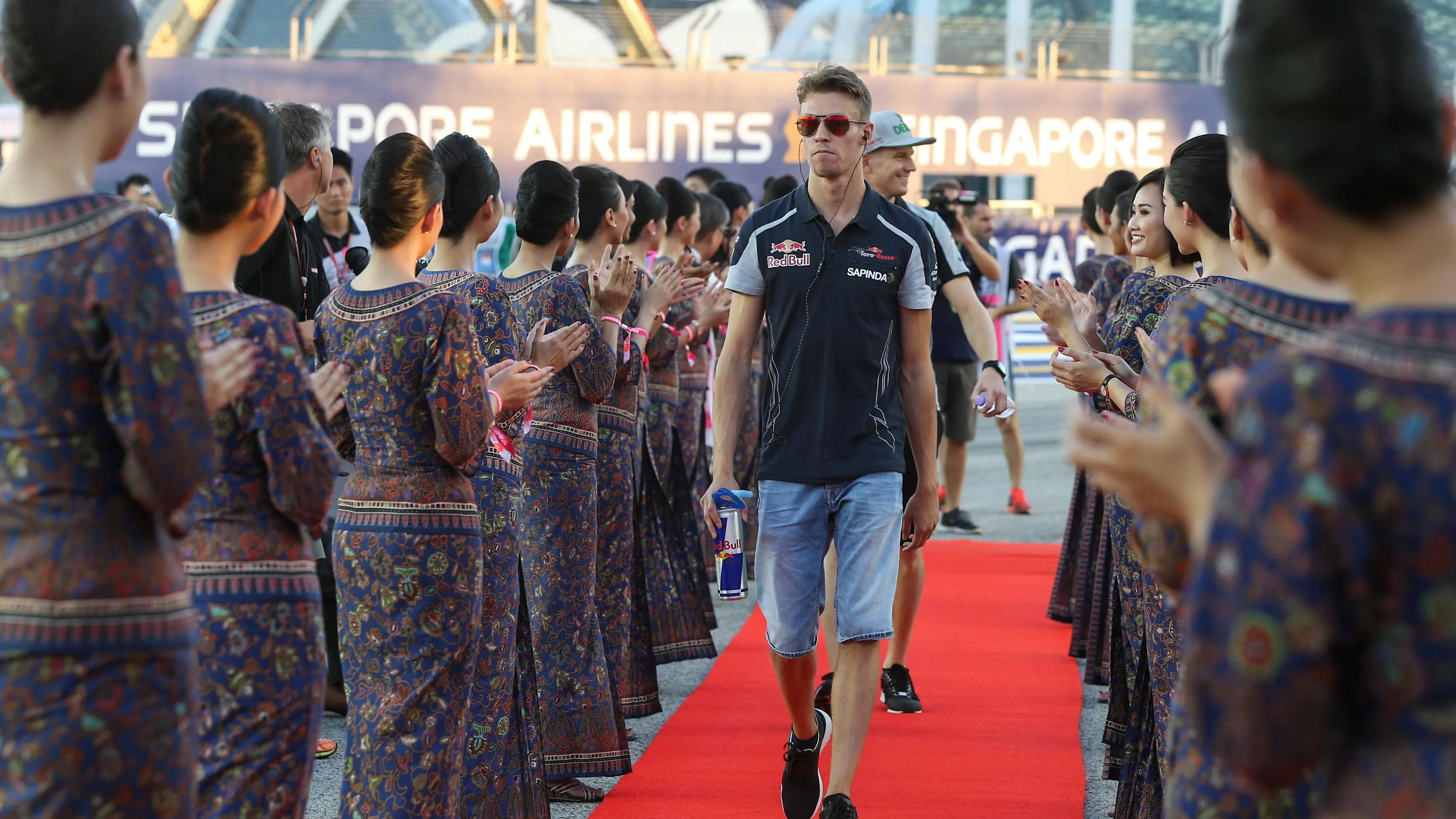 Daniil Kvyat (RUS) Scuderia Toro Rosso on the drivers parade at Formula One World Championship, Rd15, Singapore Grand Prix, Race, Marina Bay Street Circuit, Singapore, Sunday 18 September 2016. © Sutton Images