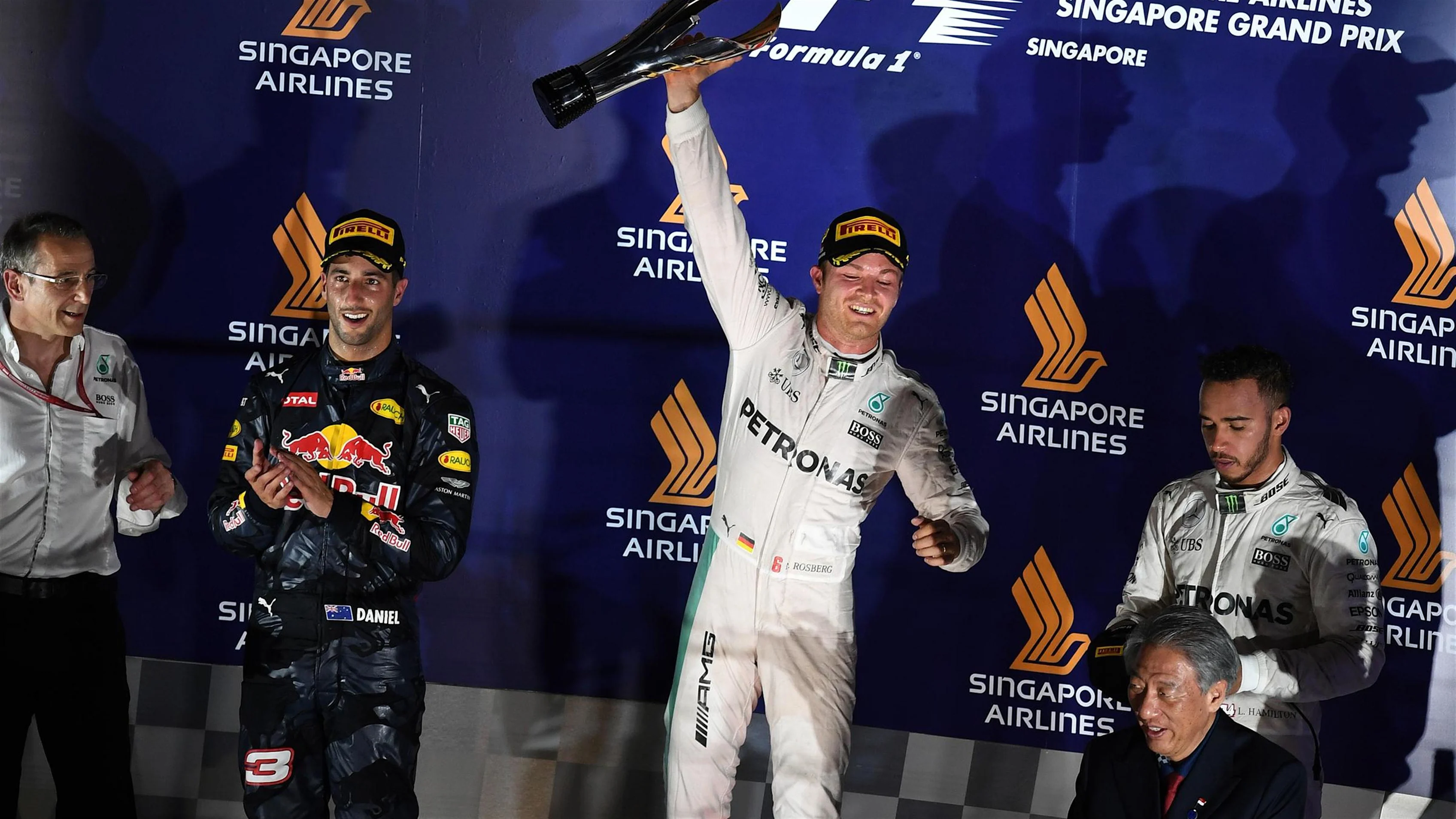 Daniel Ricciardo (AUS) Red Bull Racing, Nico Rosberg (GER) Mercedes AMG F1 and Lewis Hamilton (GBR)