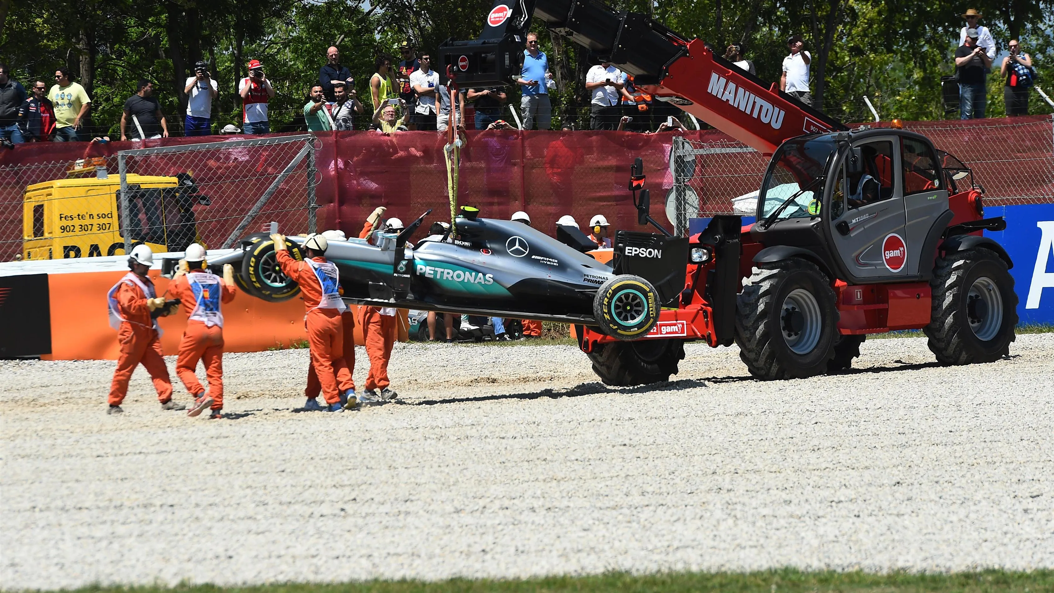 The crashed car of Nico Rosberg (GER) Mercedes-Benz F1 W07 Hybrid is recovered at Formula One World