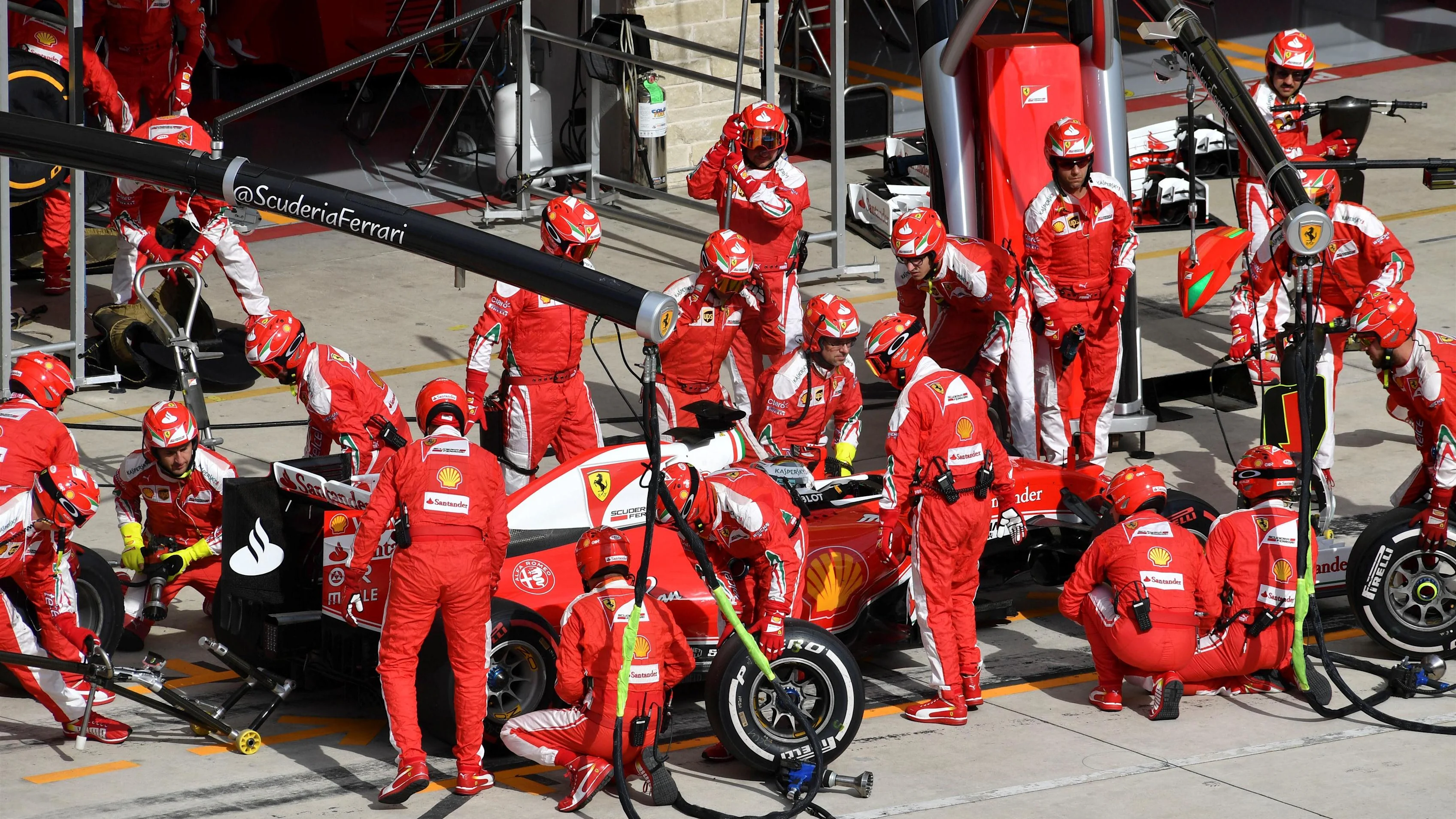 Kimi Raikkonen (FIN) Ferrari SF16-H has a problem in his pit stop at Formula One World