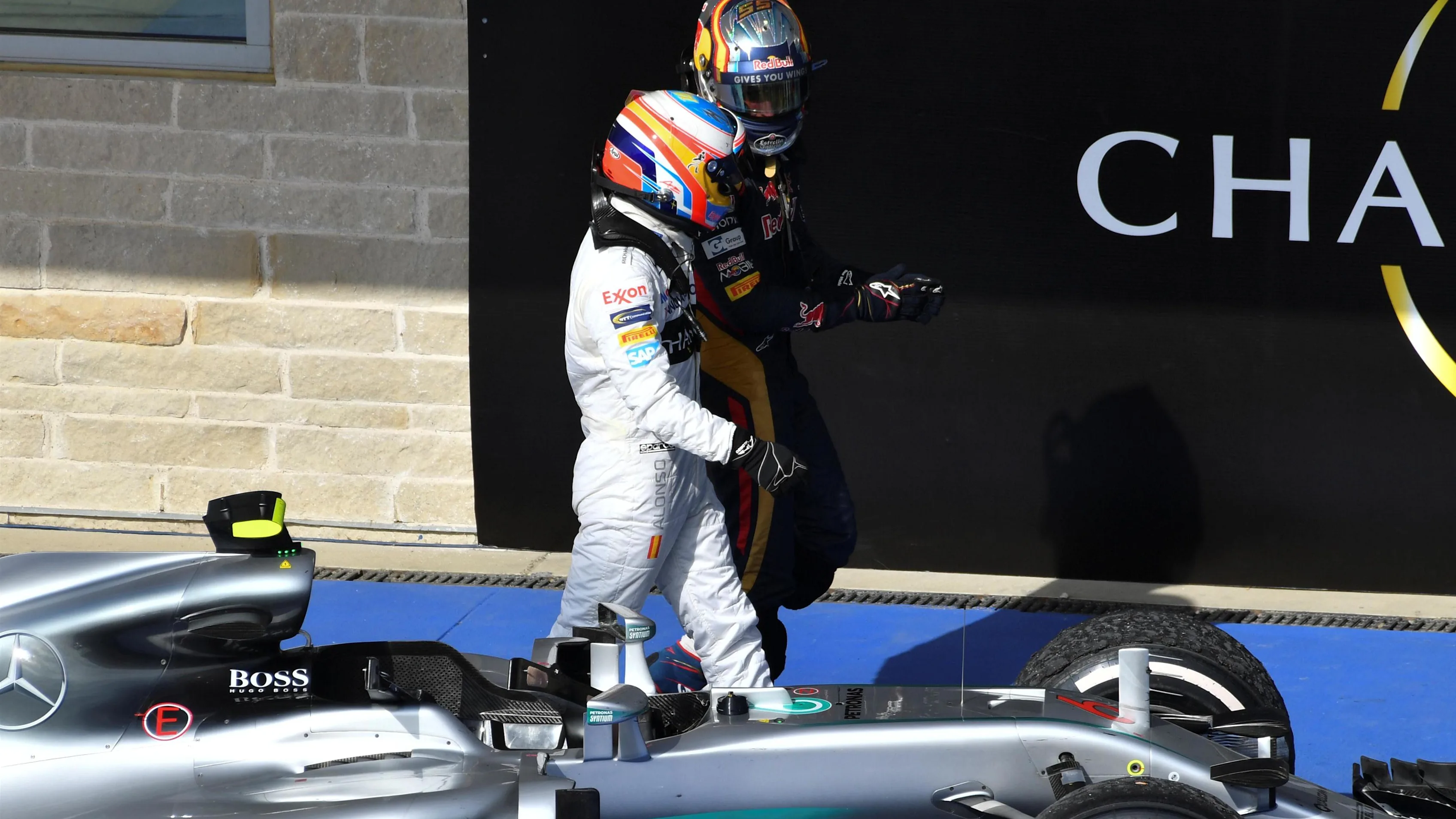 Fernando Alonso (ESP) McLaren and Carlos Sainz jr (ESP) Scuderia Toro Rosso in parc ferme at