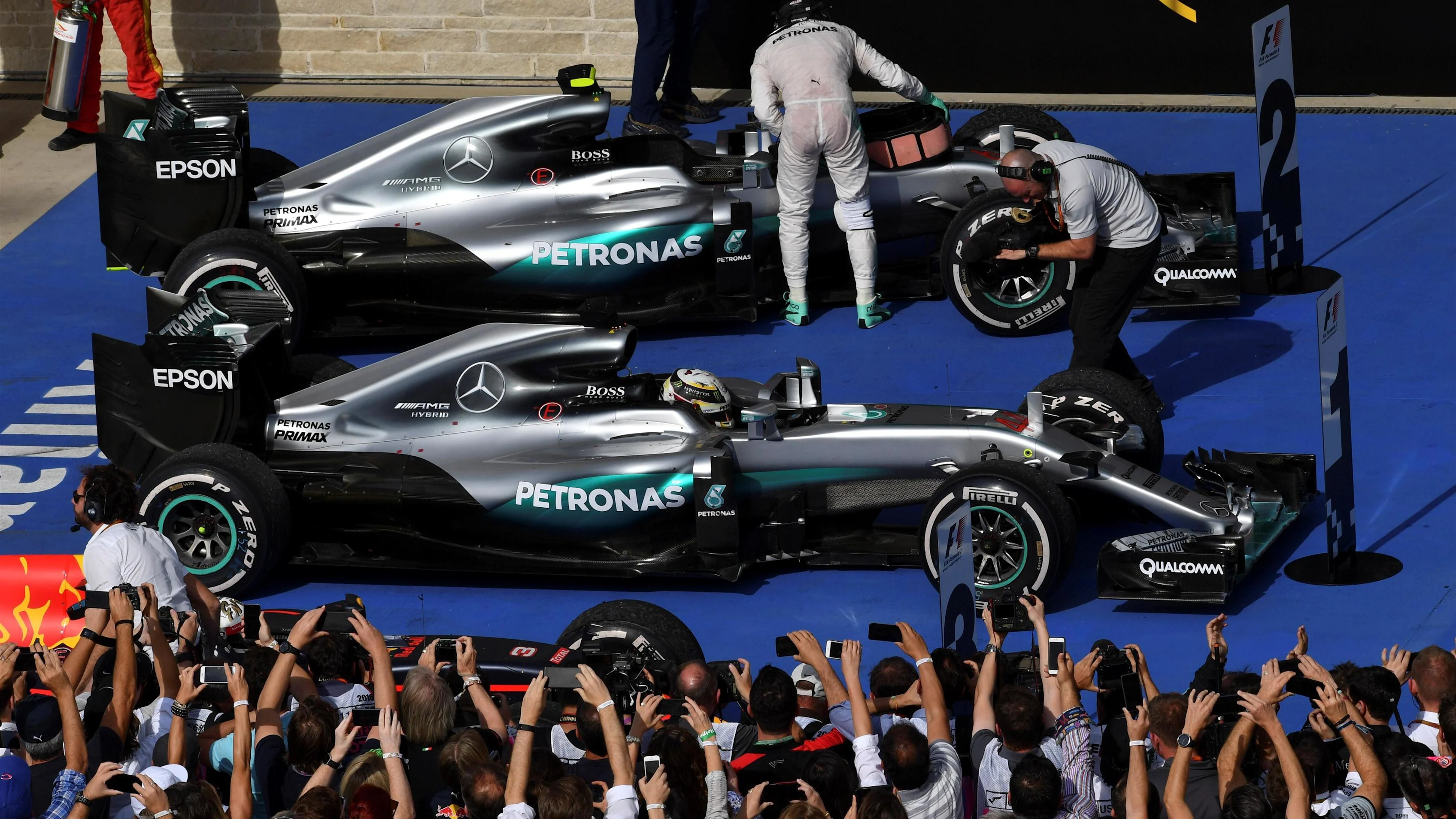 Race winner Lewis Hamilton (GBR) Mercedes-Benz F1 W07 Hybrid and Nico Rosberg (GER) Mercedes-Benz