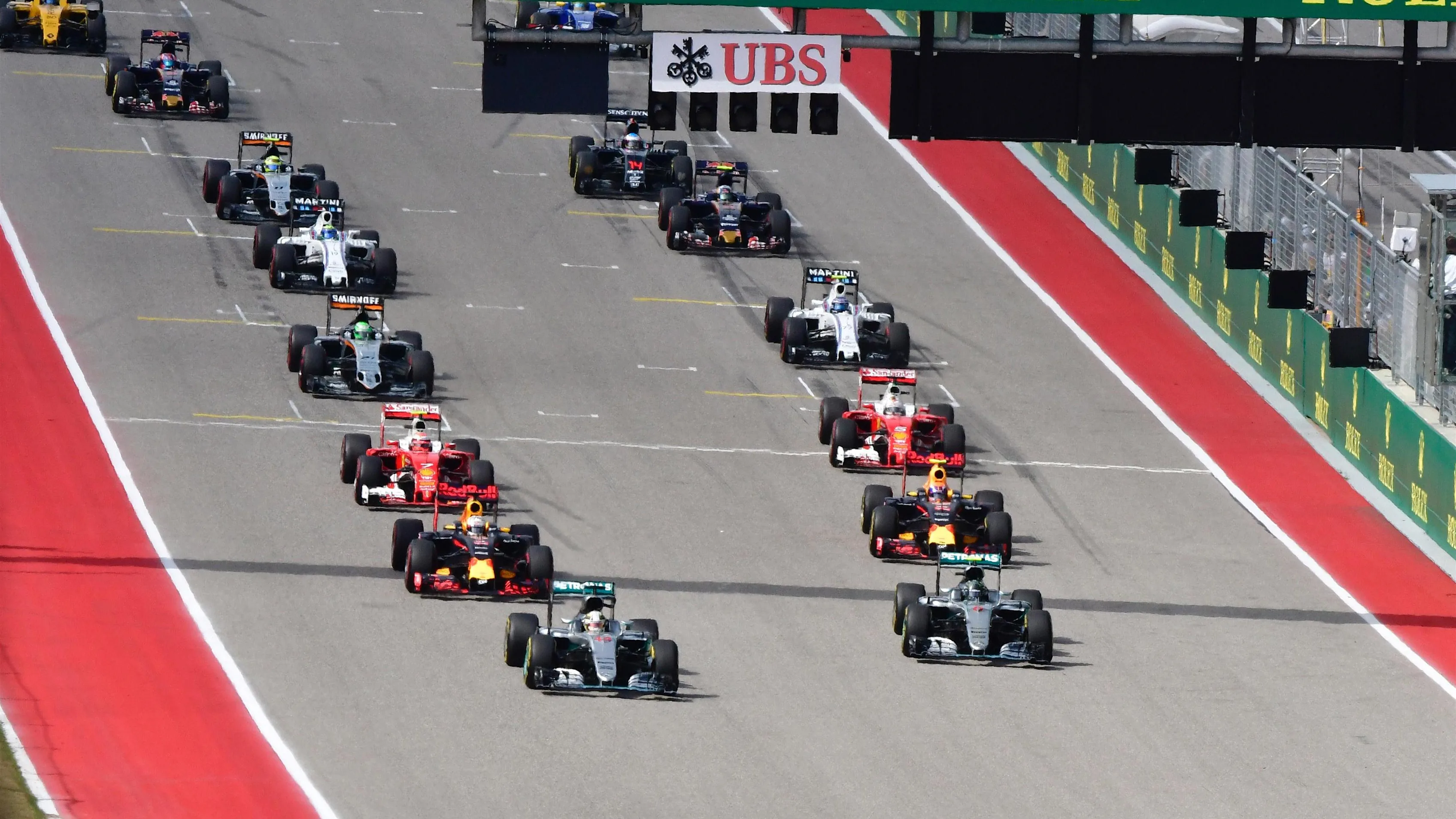 Lewis Hamilton (GBR) Mercedes-Benz F1 W07 Hybrid leads Nico Rosberg (GER) Mercedes-Benz F1 W07