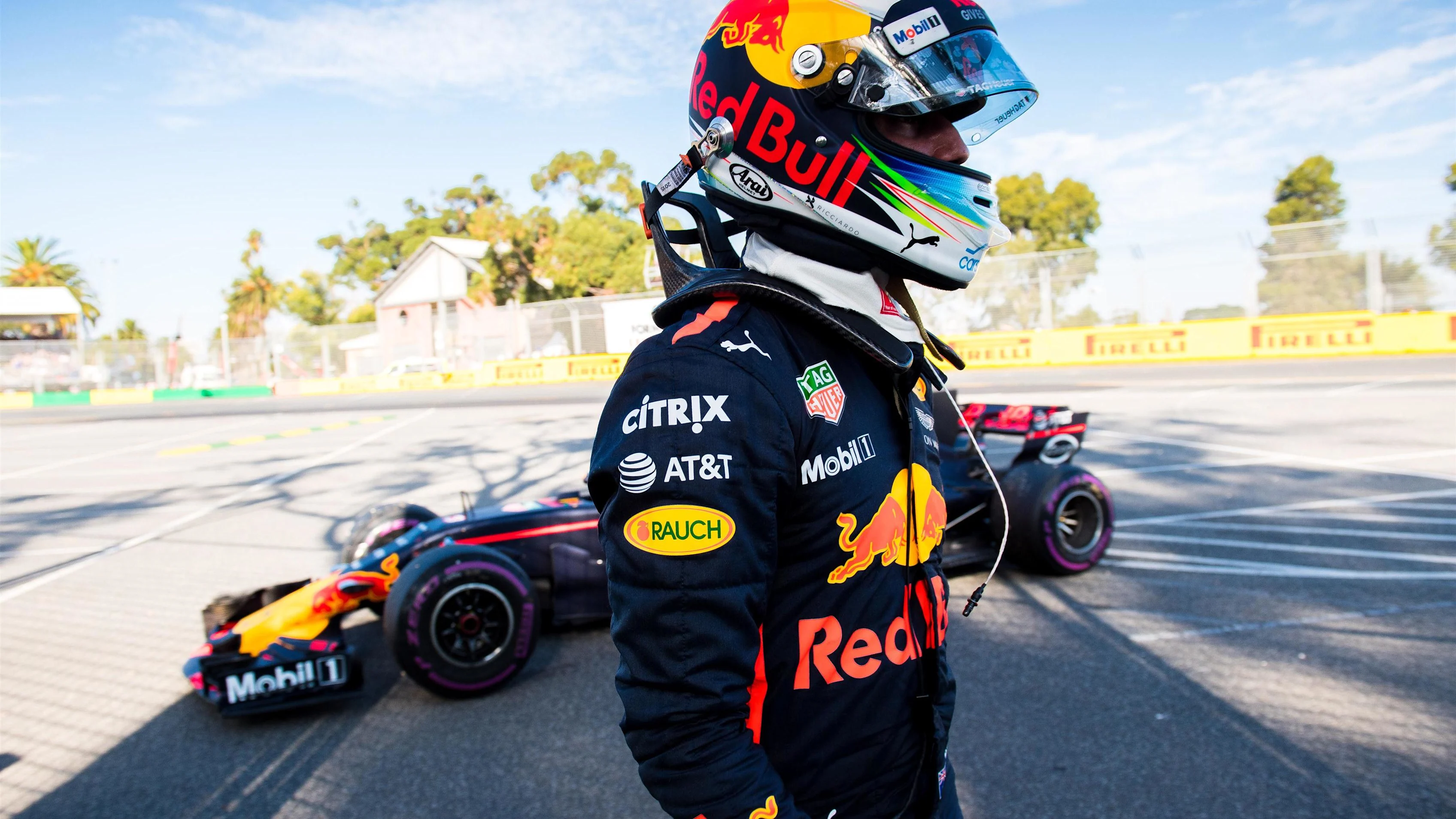 Daniel Ricciardo (AUS) Red Bull Racing RB13 retires from the race at Formula One World Championship, Rd1, Australian Grand Prix, Race, Albert Park, Melbourne, Australia, Sunday 26 March 2017. © Sutton Motorsport Images