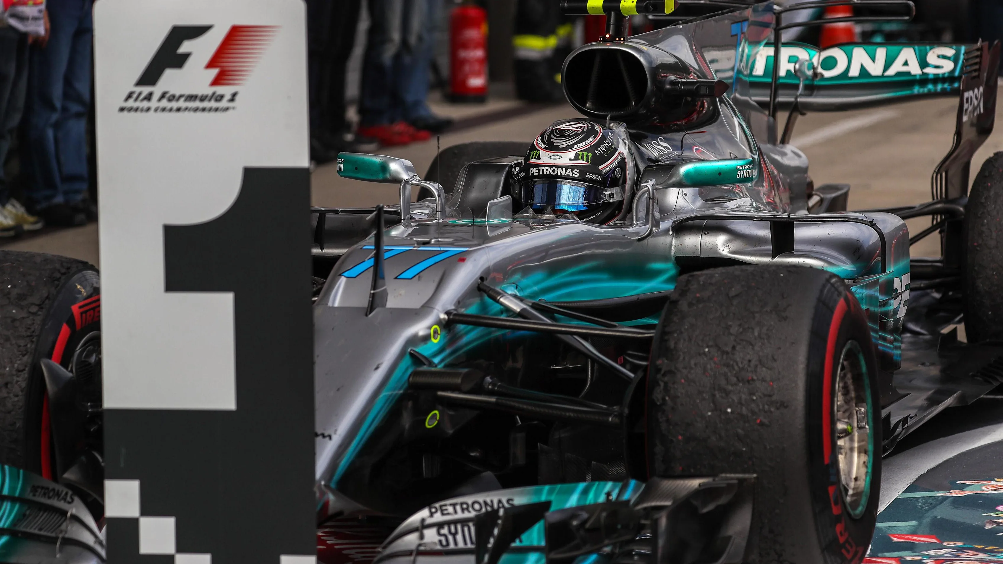 Race winner Valtteri Bottas (FIN) Mercedes-Benz F1 W08 Hybrid arrives to celebrate in parc ferme at