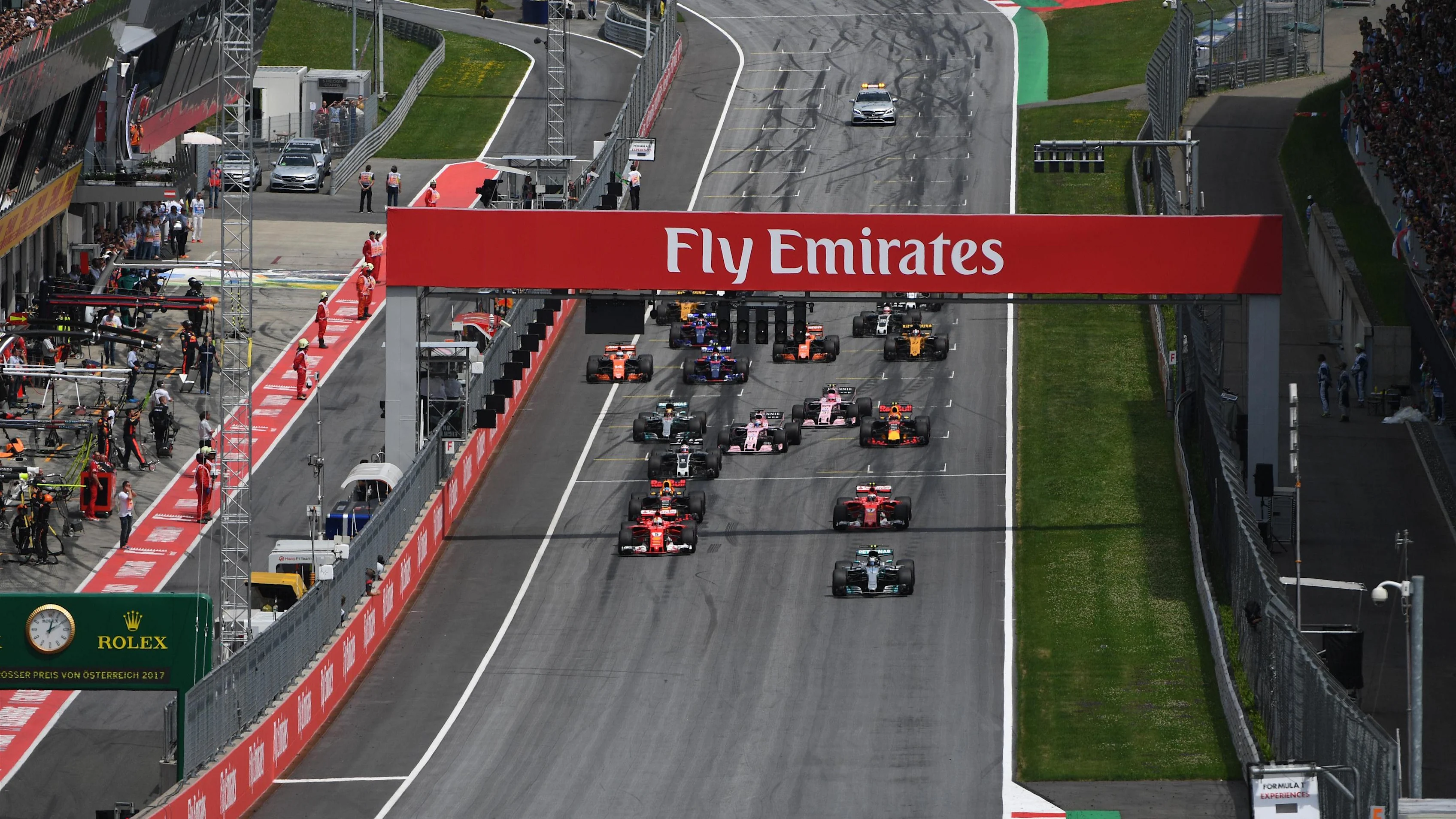 Valtteri Bottas (FIN) Mercedes-Benz F1 W08 Hybrid leads at the start of the race at Formula One