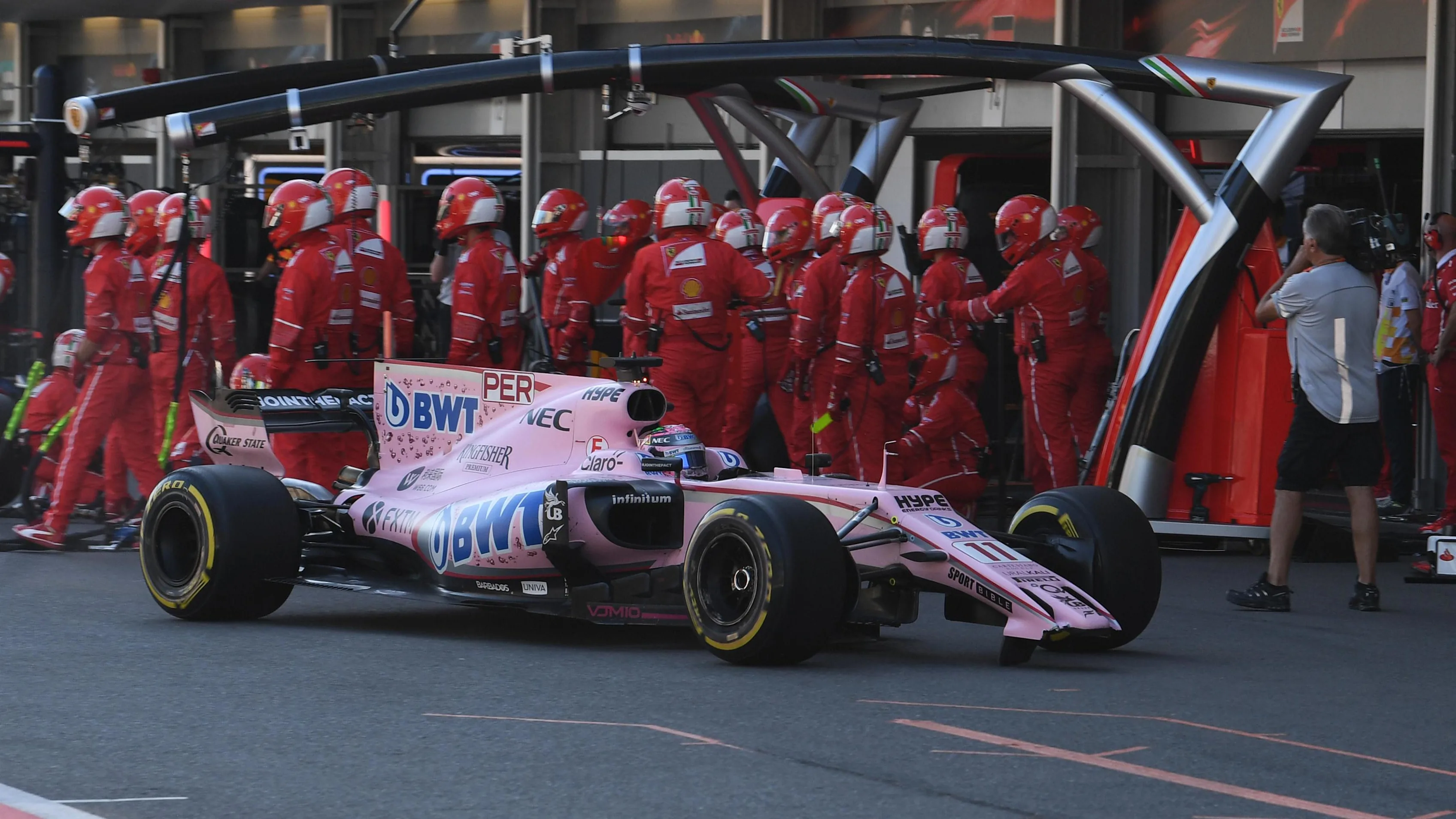 Sergio Perez (MEX) Force India VJM10 pits with a broken front wing at Formula One World