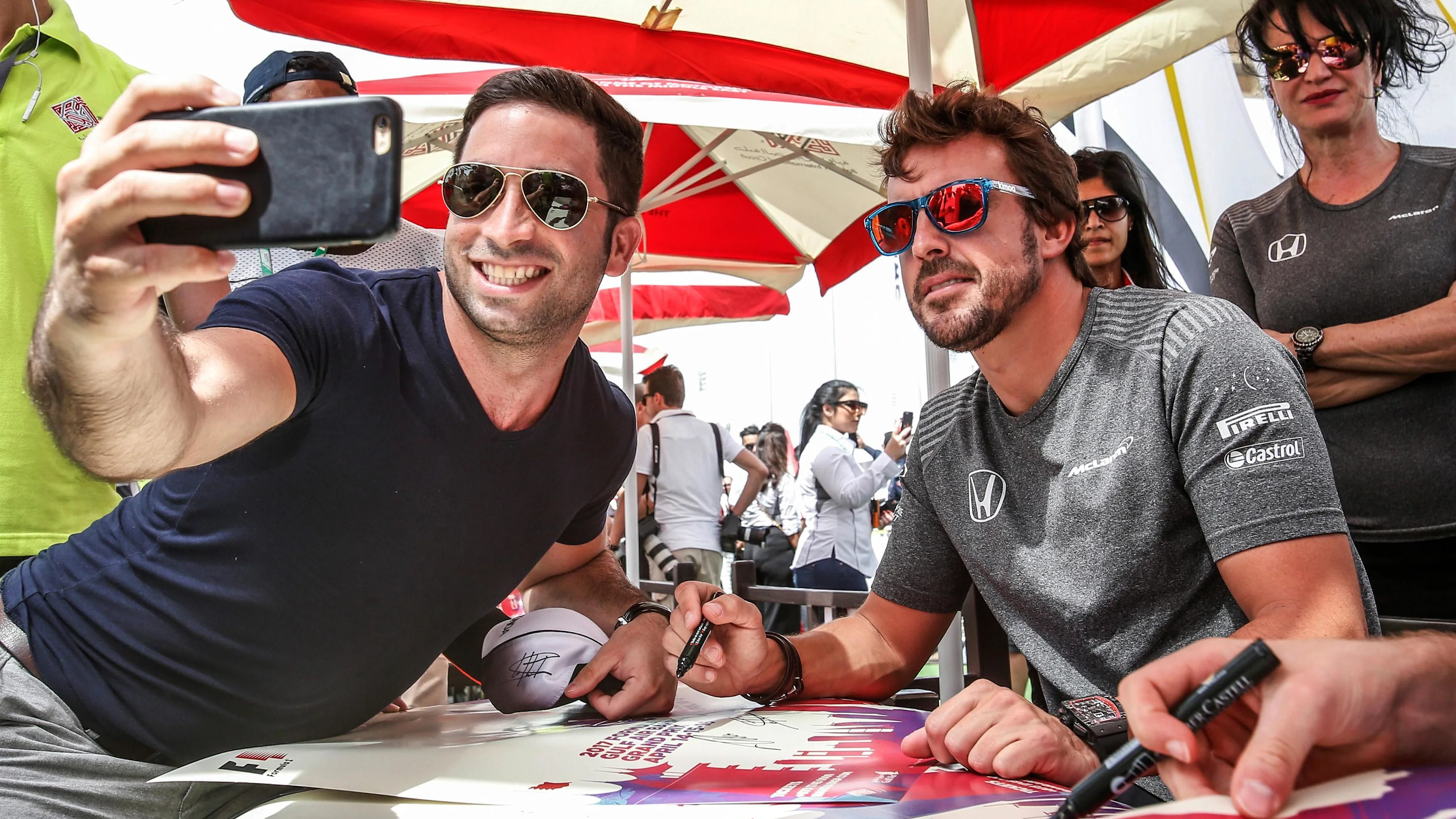 Fernando Alonso (ESP) McLaren fans selfie at Formula One World Championship, Rd3, Bahrain Grand Prix Qualifying, Bahrain International Circuit, Sakhir, Bahrain, Saturday 15 April 2017. © Sutton Motorsport Images