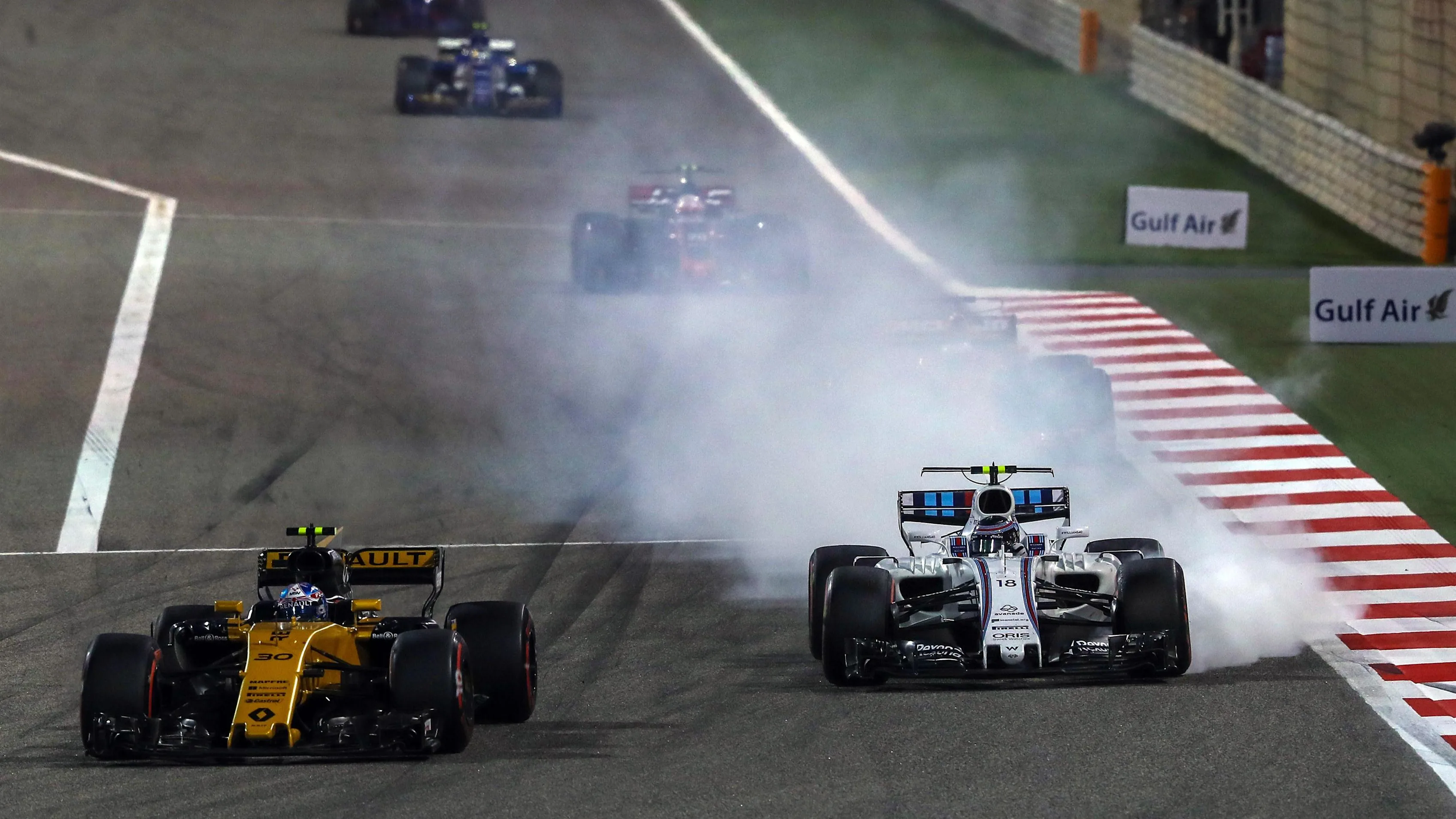 Felipe Massa (BRA) Williams FW40 locks up with Jolyon Palmer (GBR) Renault Sport F1 Team RS17 at Formula One World Championship, Rd3, Bahrain Grand Prix Race, Bahrain International Circuit, Sakhir, Bahrain, Sunday 16 April 2017. © Sutton Motorsport Images