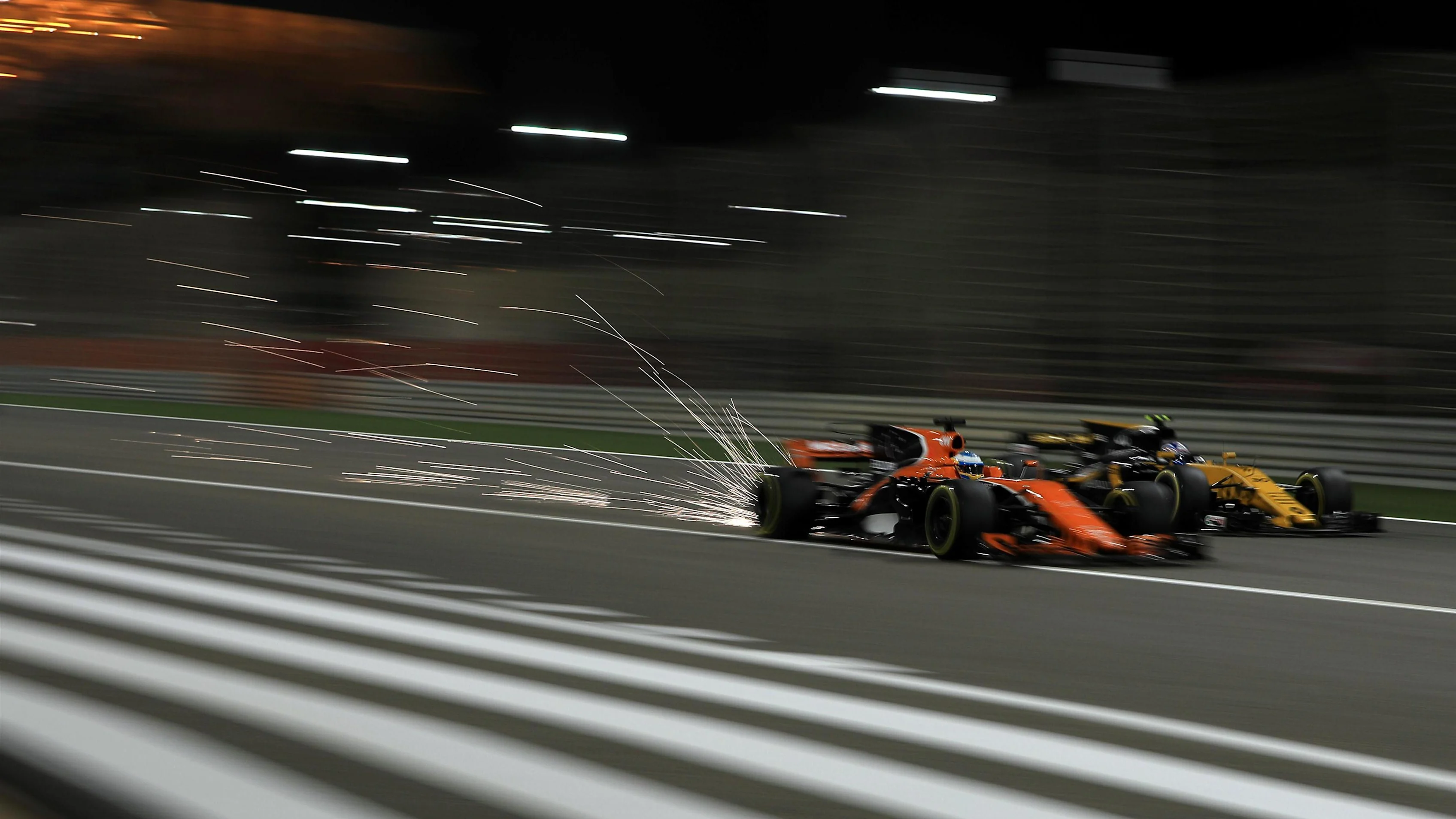 Jolyon Palmer (GBR) Renault Sport F1 Team RS17 and Fernando Alonso (ESP) McLaren MCL32 at Formula