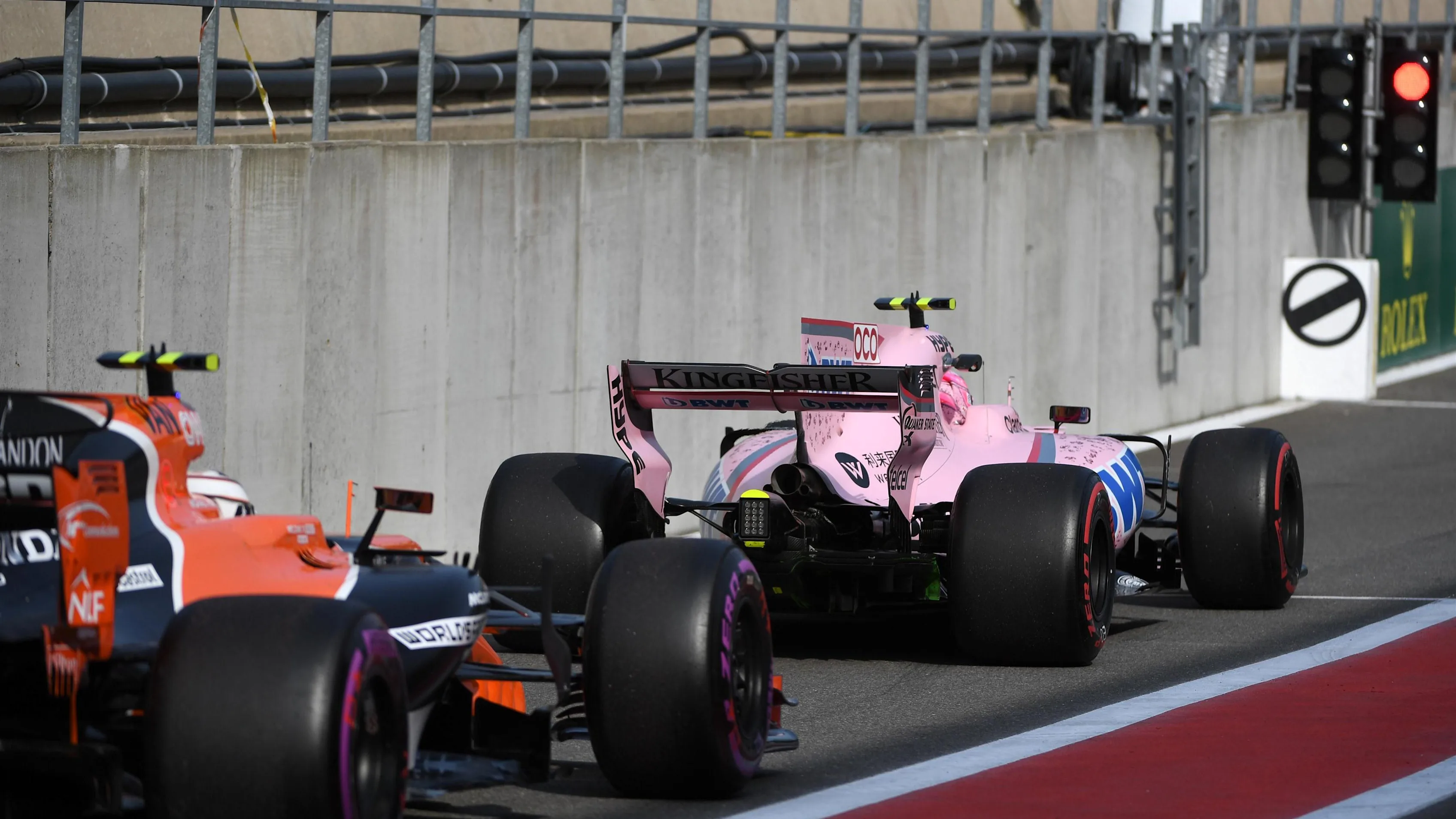 Esteban Ocon (FRA) Force India VJM10 and Stoffel Vandoorne (BEL) McLaren MCL32 at Formula One World