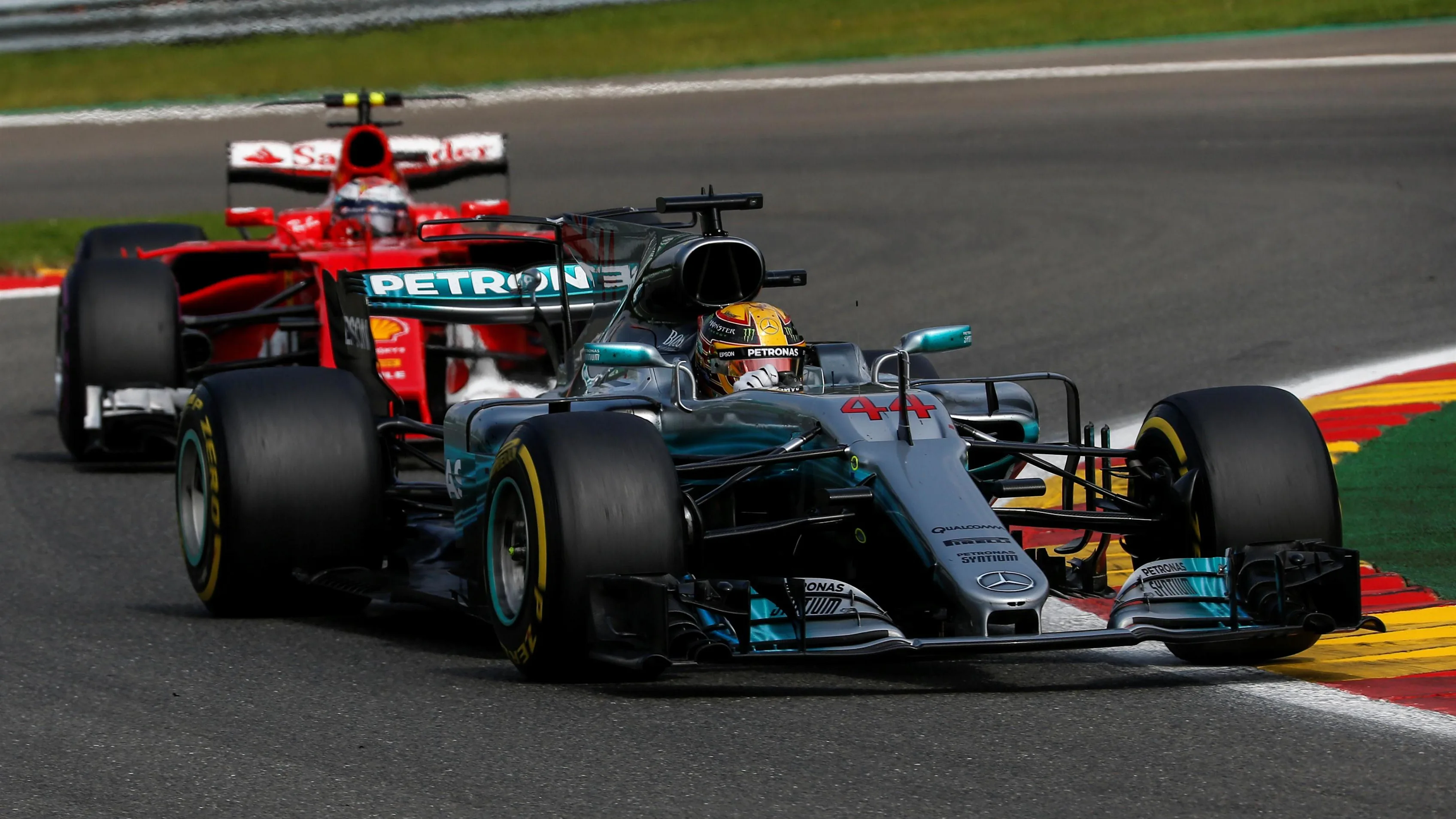 Lewis Hamilton (GBR) Mercedes-Benz F1 W08 Hybrid and Sebastian Vettel (GER) Ferrari SF70-H battle