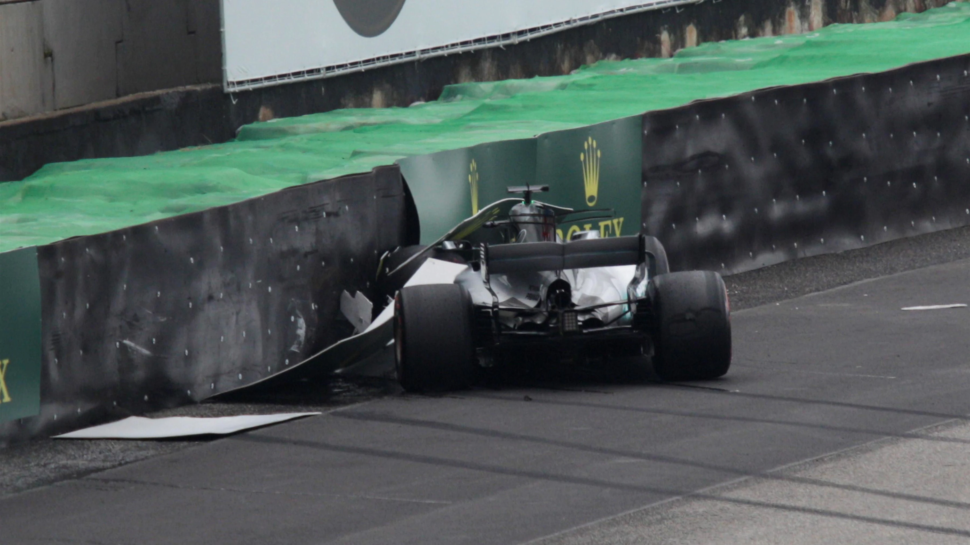 Lewis Hamilton (GBR) Mercedes-Benz F1 W08 Hybrid is carshed in Q1 at Formula One World Championship, Rd19, Brazilian Grand Prix, Qualifying, Interlagos, Sao Paulo, Brazil, Saturday 11 November 2017. © Mark Sutton/Sutton Images