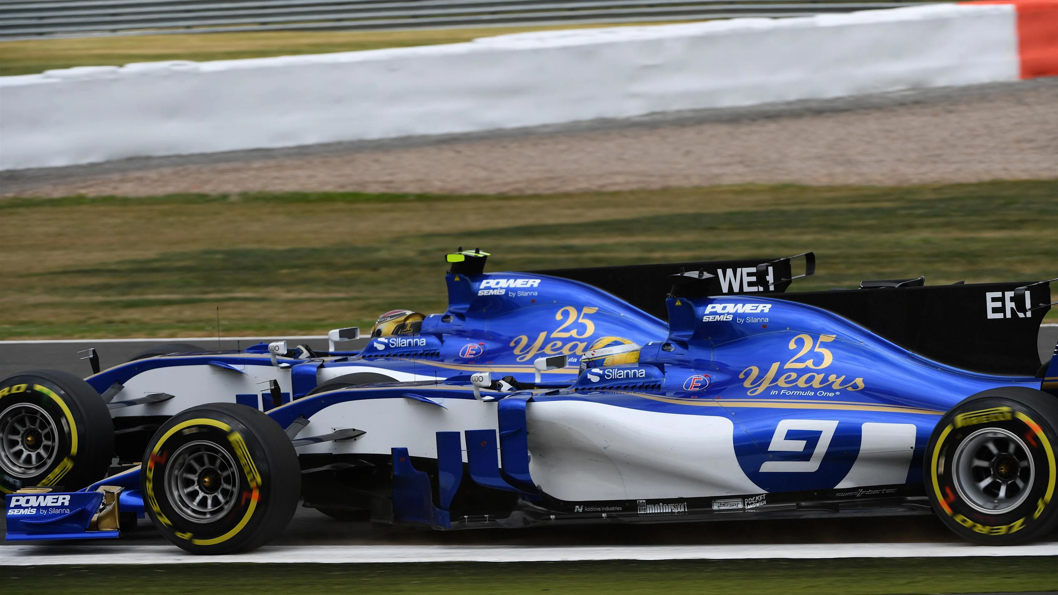 Marcus Ericsson (SWE) Sauber C36 and Pascal Wehrlein (GER) Sauber C36 battle at Formula One World